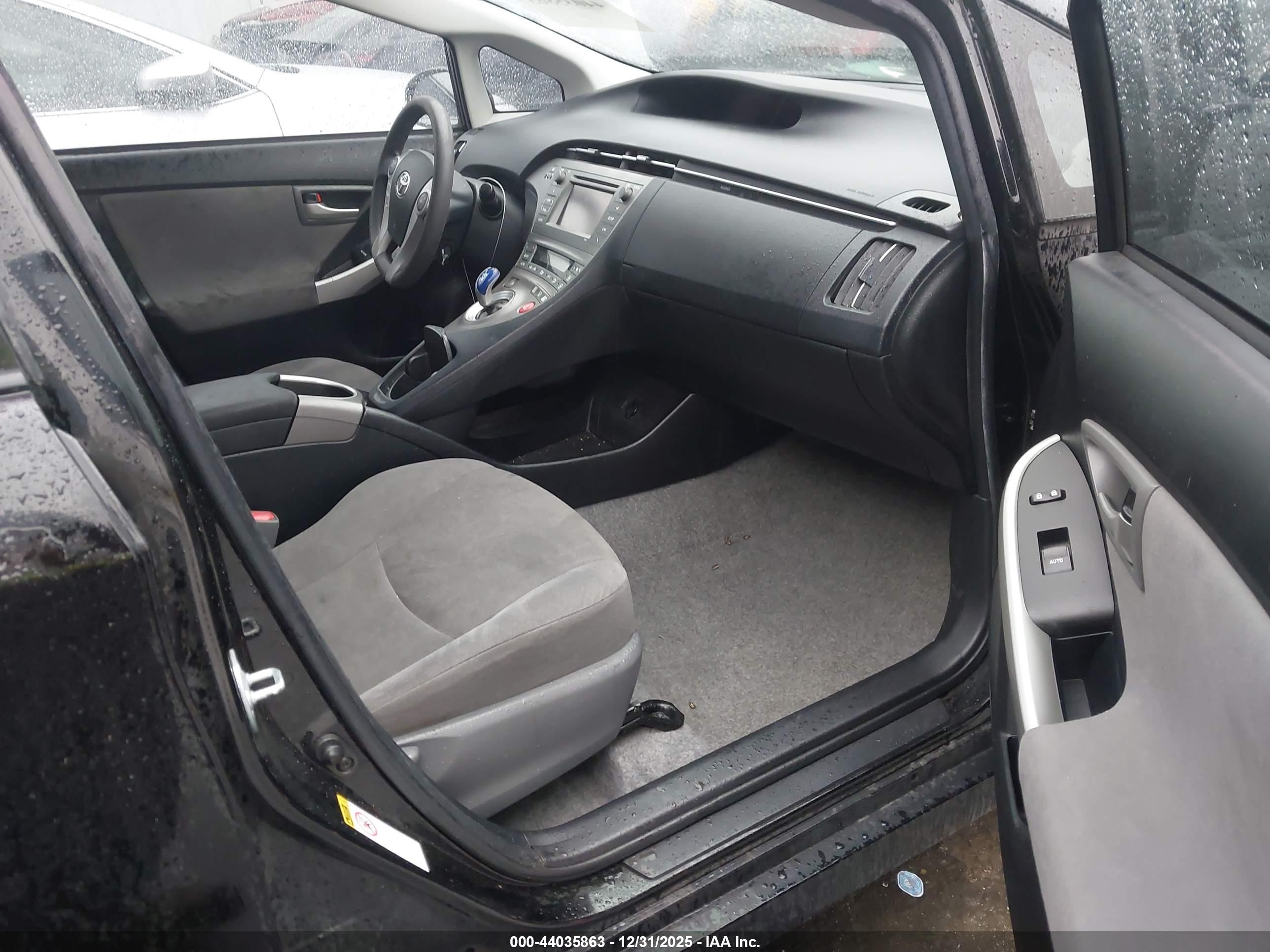 TOYOTA PRIUS image 5