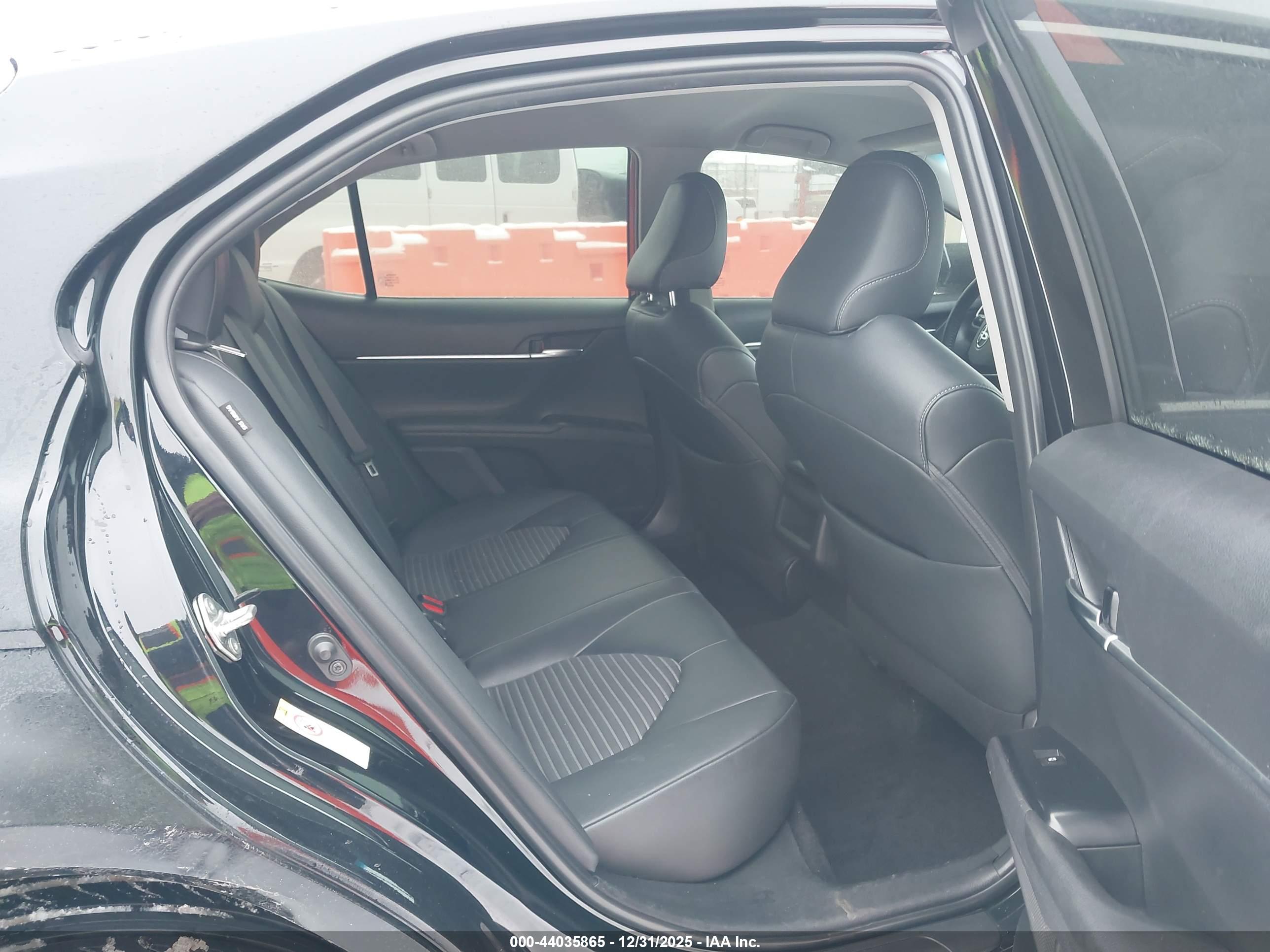 TOYOTA CAMRY image 8
