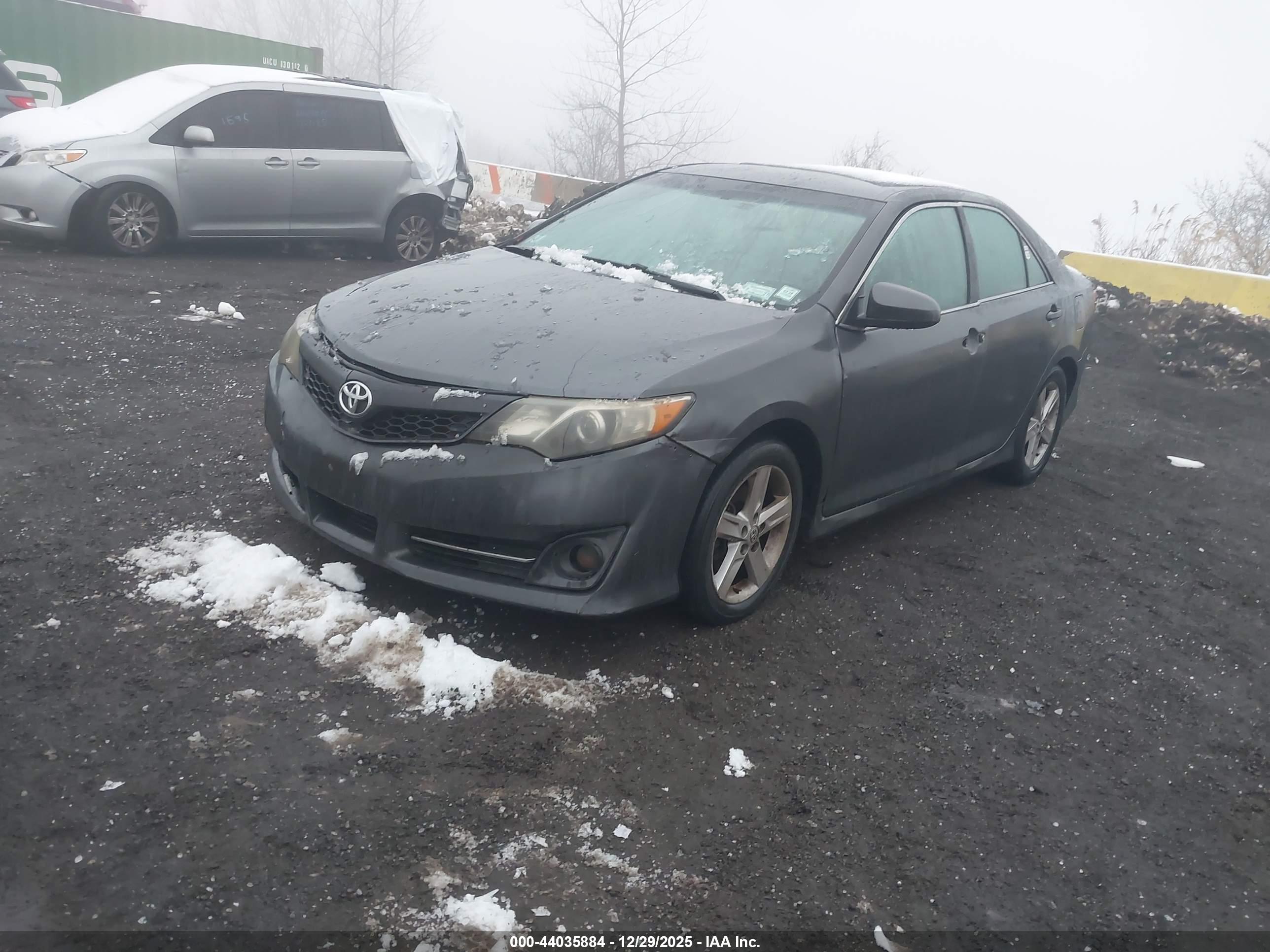 TOYOTA CAMRY image 2