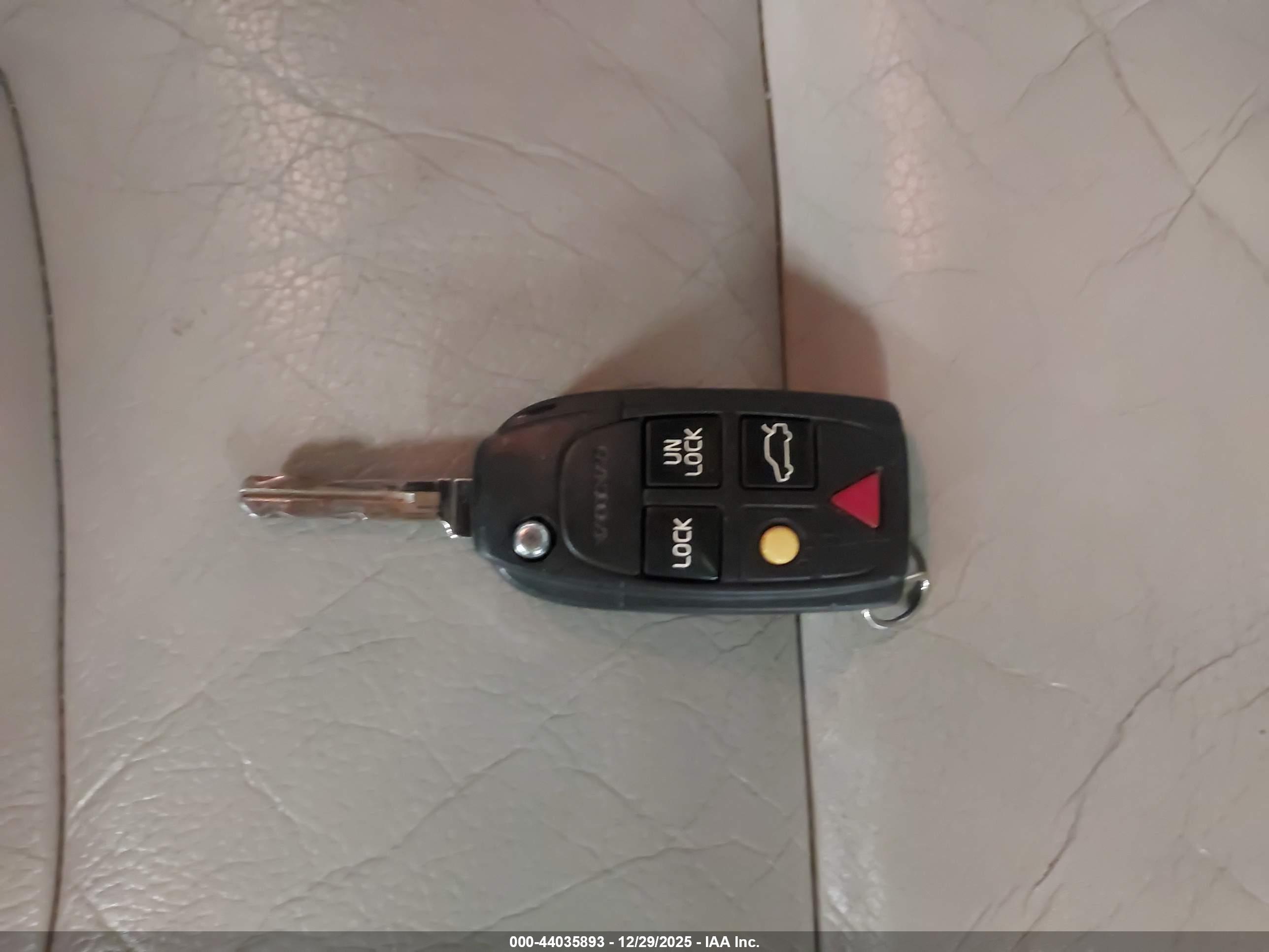 VOLVO S60 image 11
