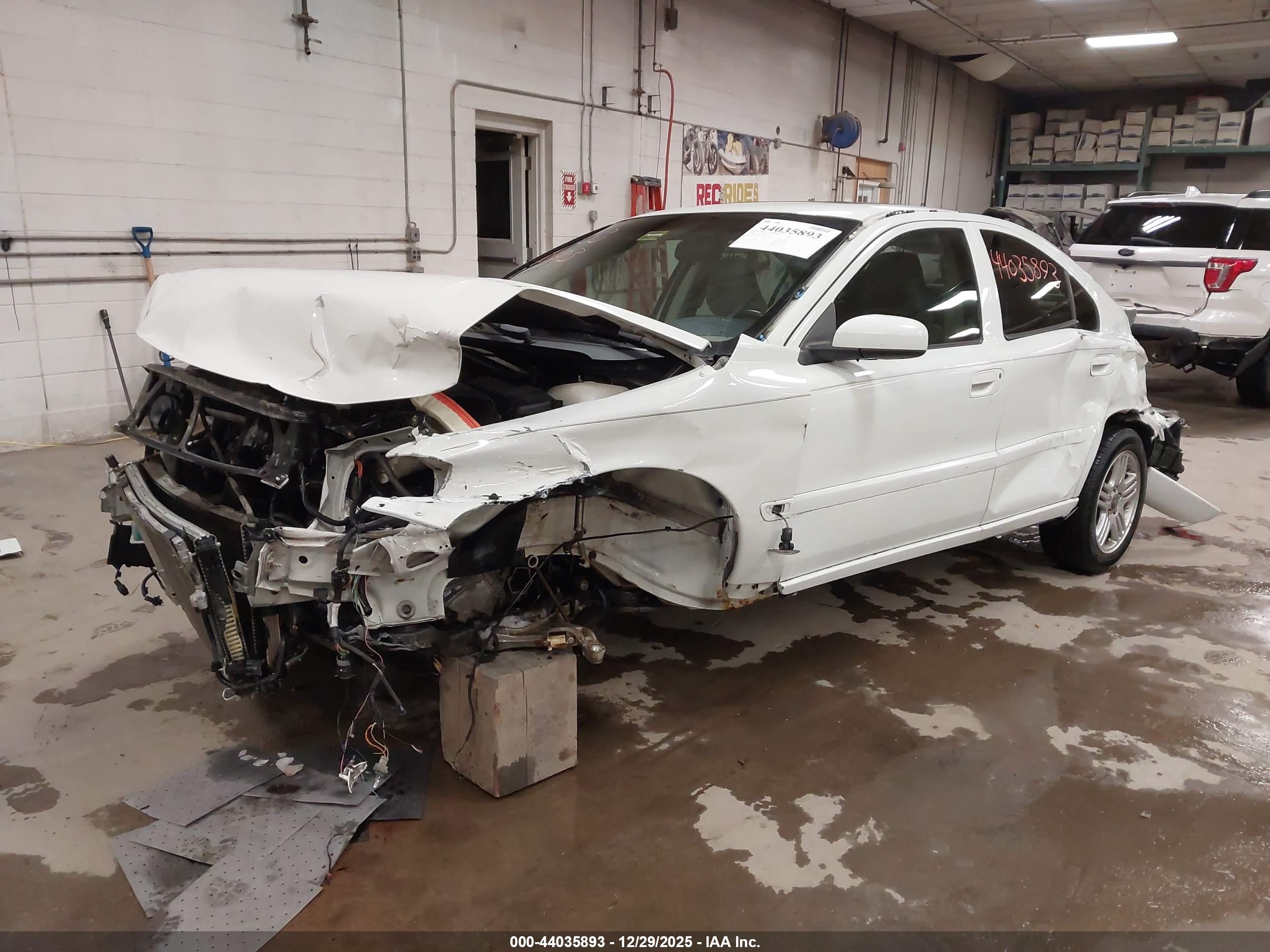 VOLVO S60 image 2