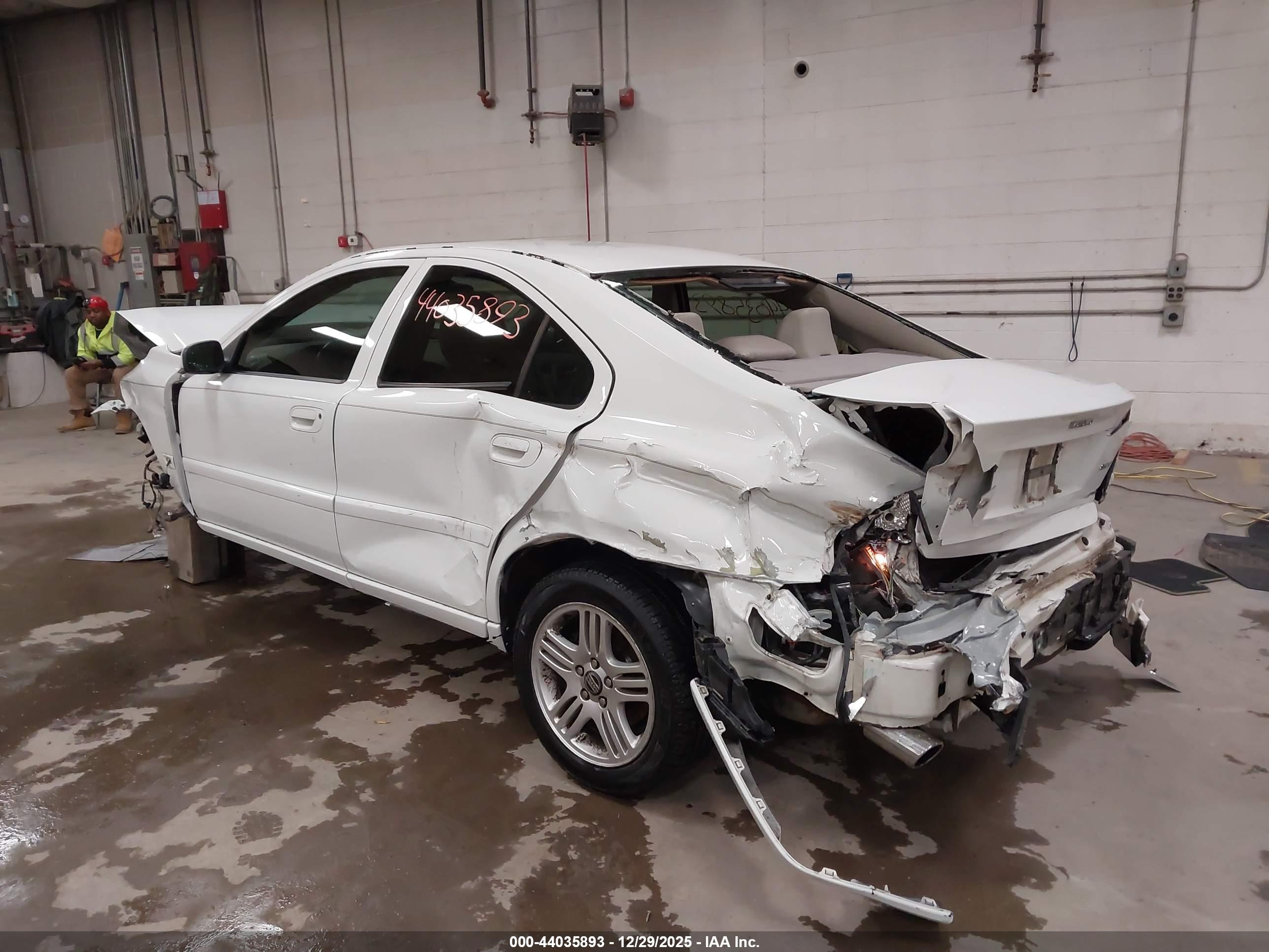 VOLVO S60 image 3