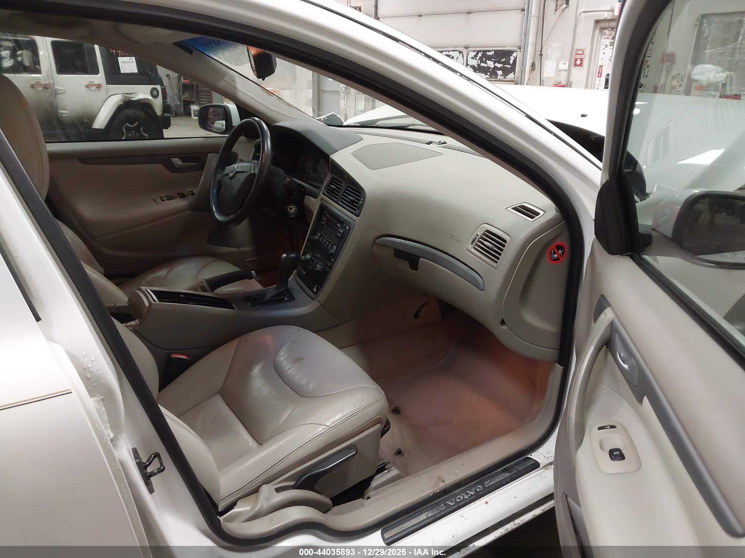 VOLVO S60 image 5