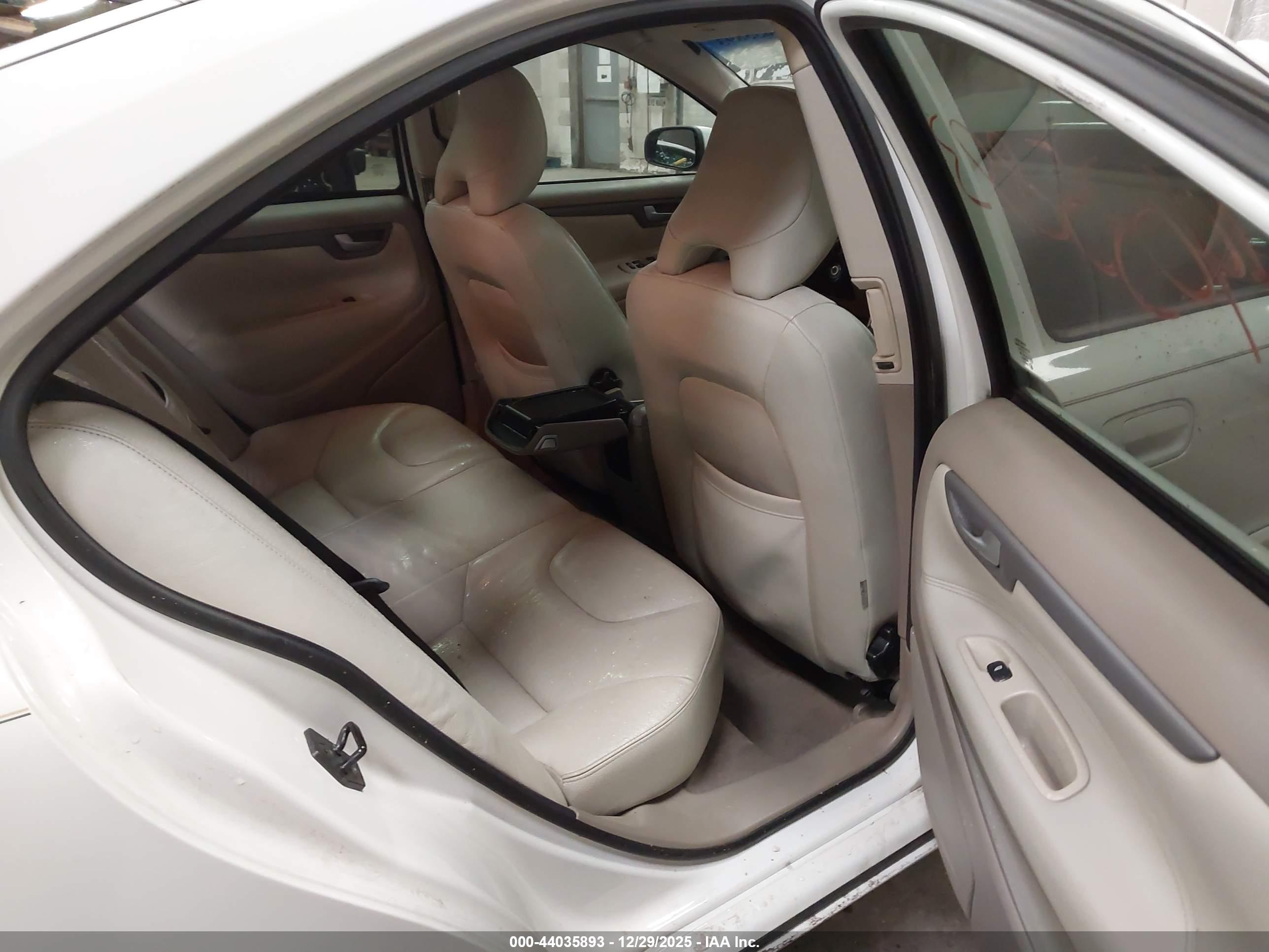 VOLVO S60 image 8