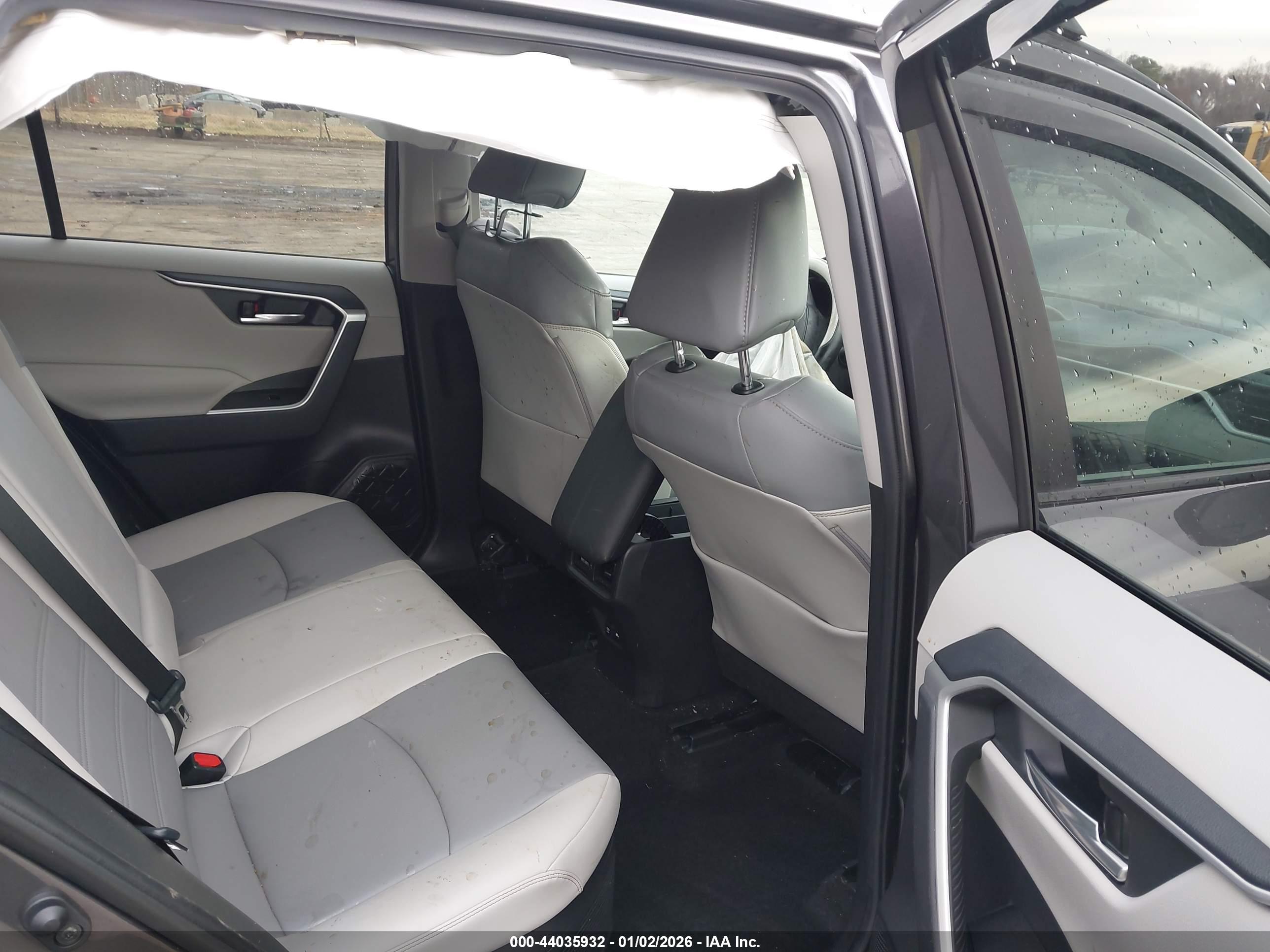 TOYOTA RAV4 image 8