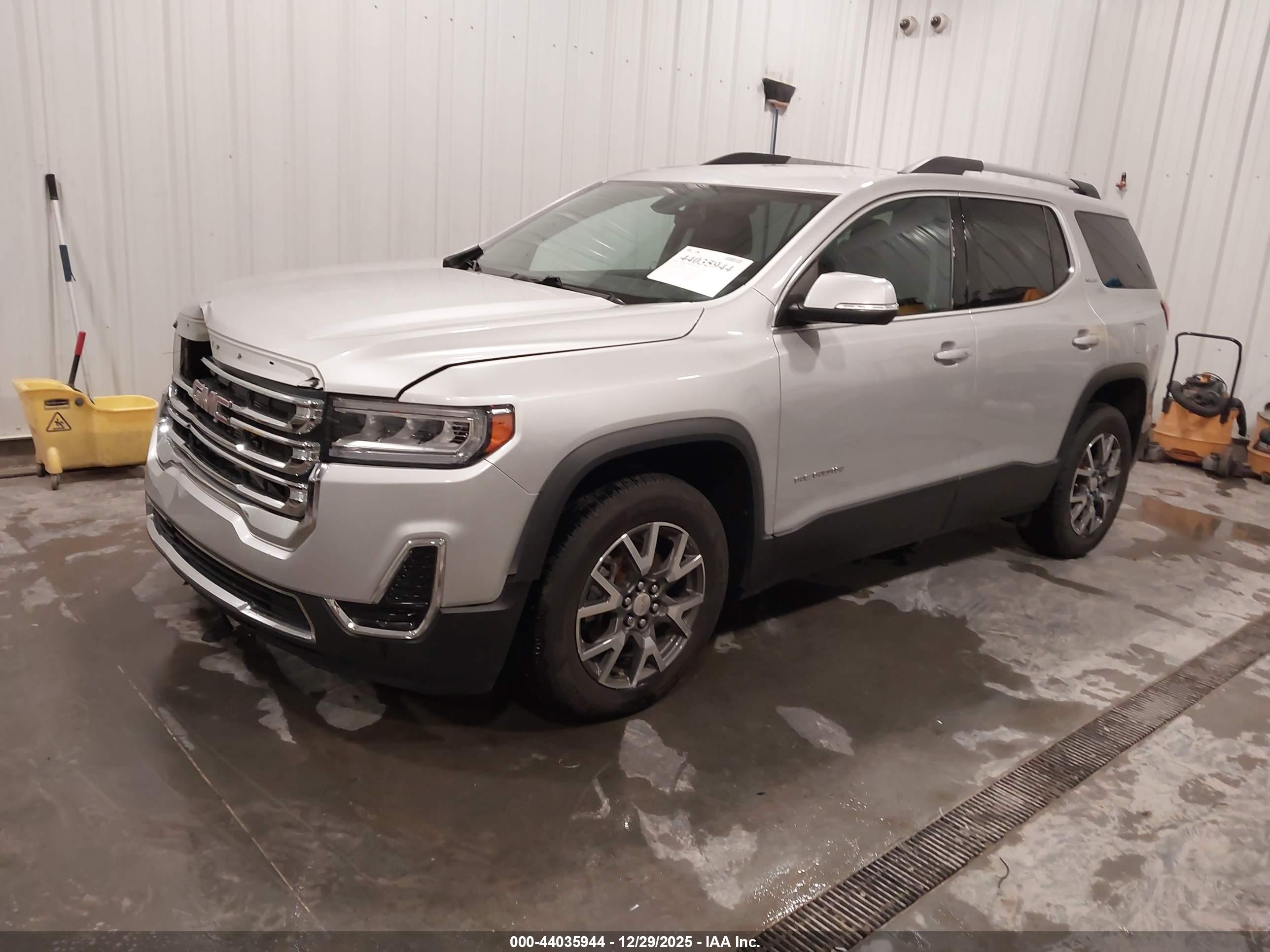 GMC ACADIA image 2
