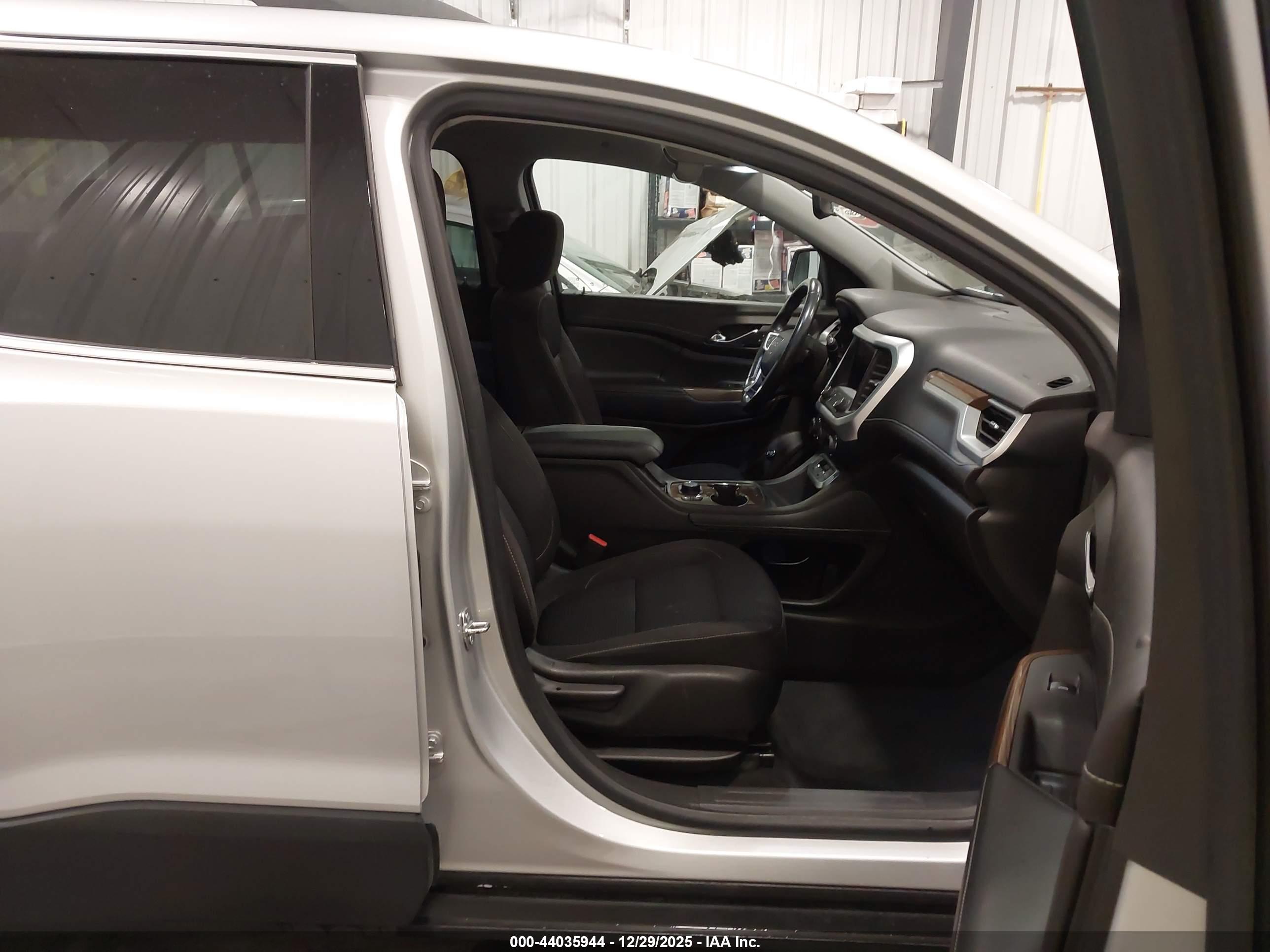 GMC ACADIA image 5