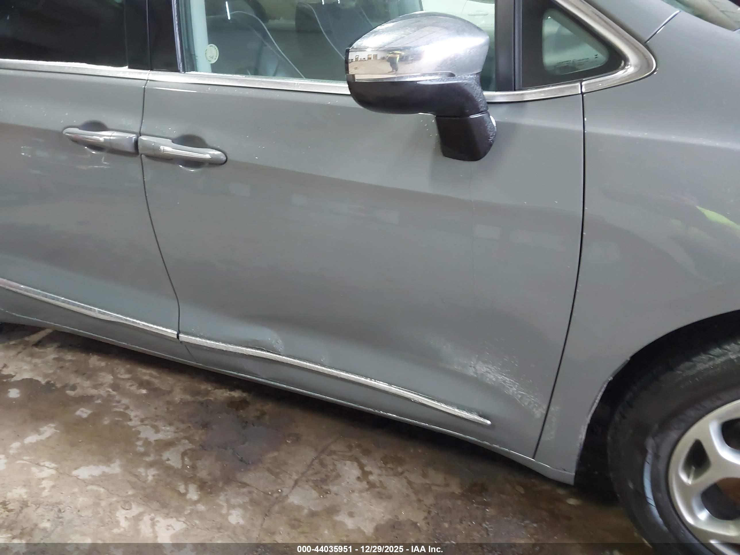 CHRYSLER PACIFICA image 6