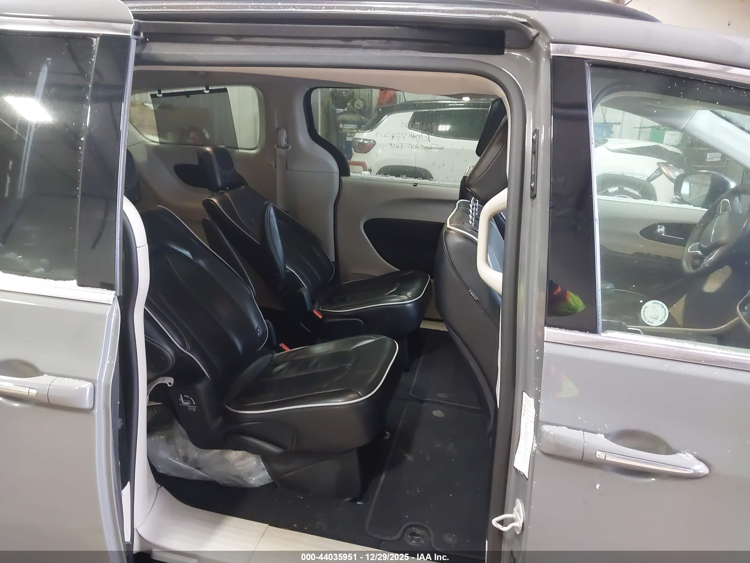 CHRYSLER PACIFICA image 8