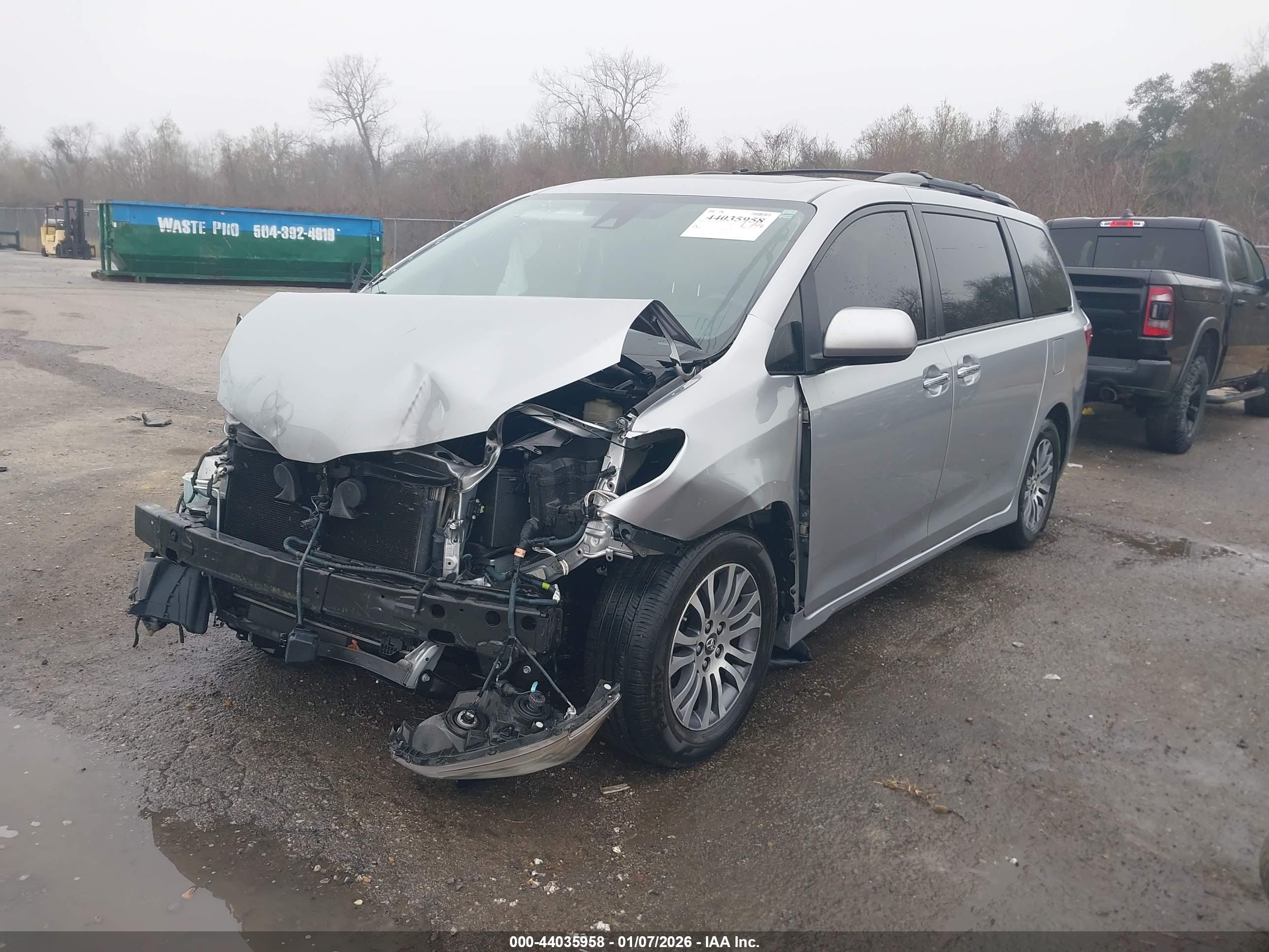 TOYOTA SIENNA image 2