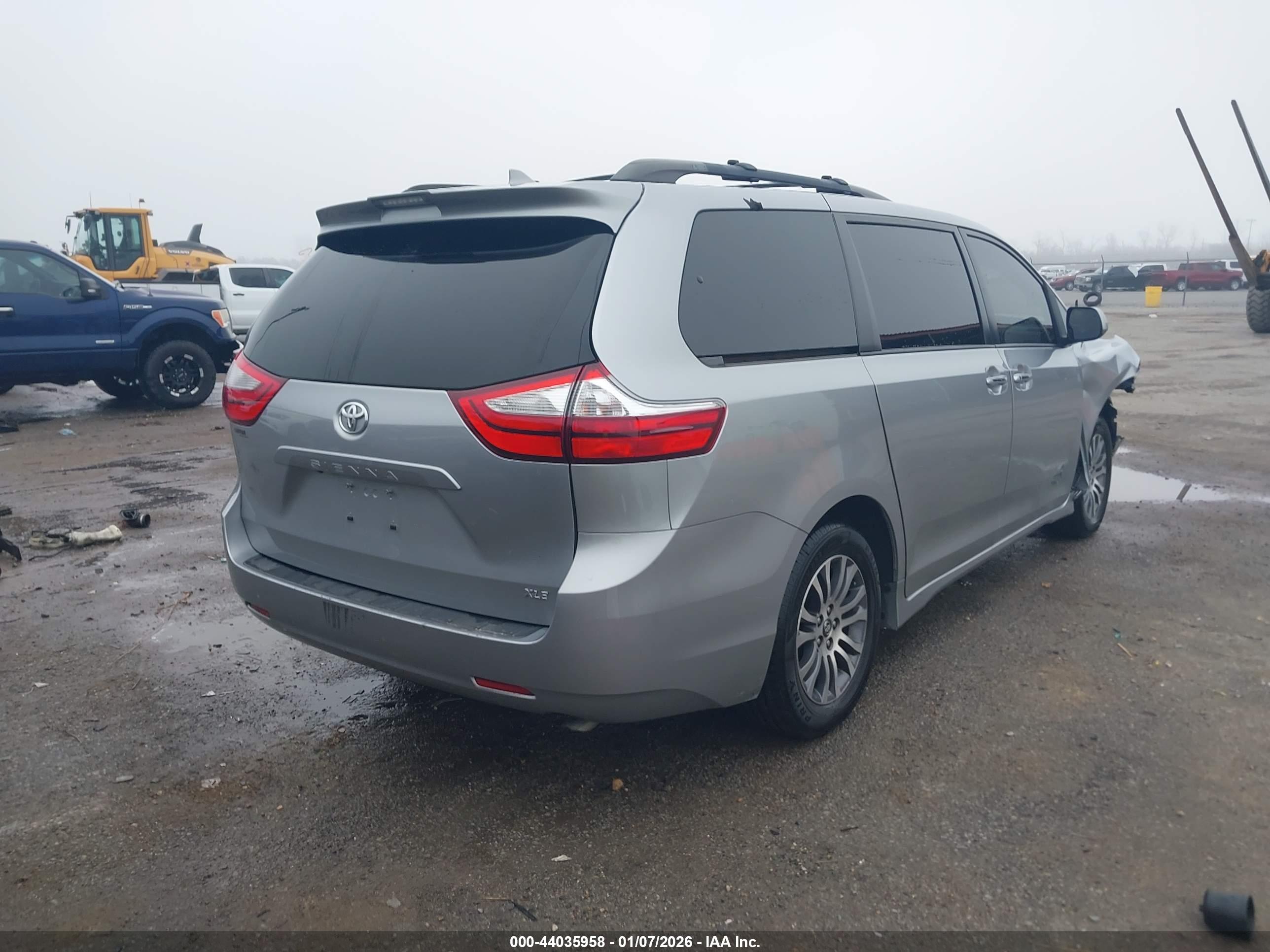 TOYOTA SIENNA image 4