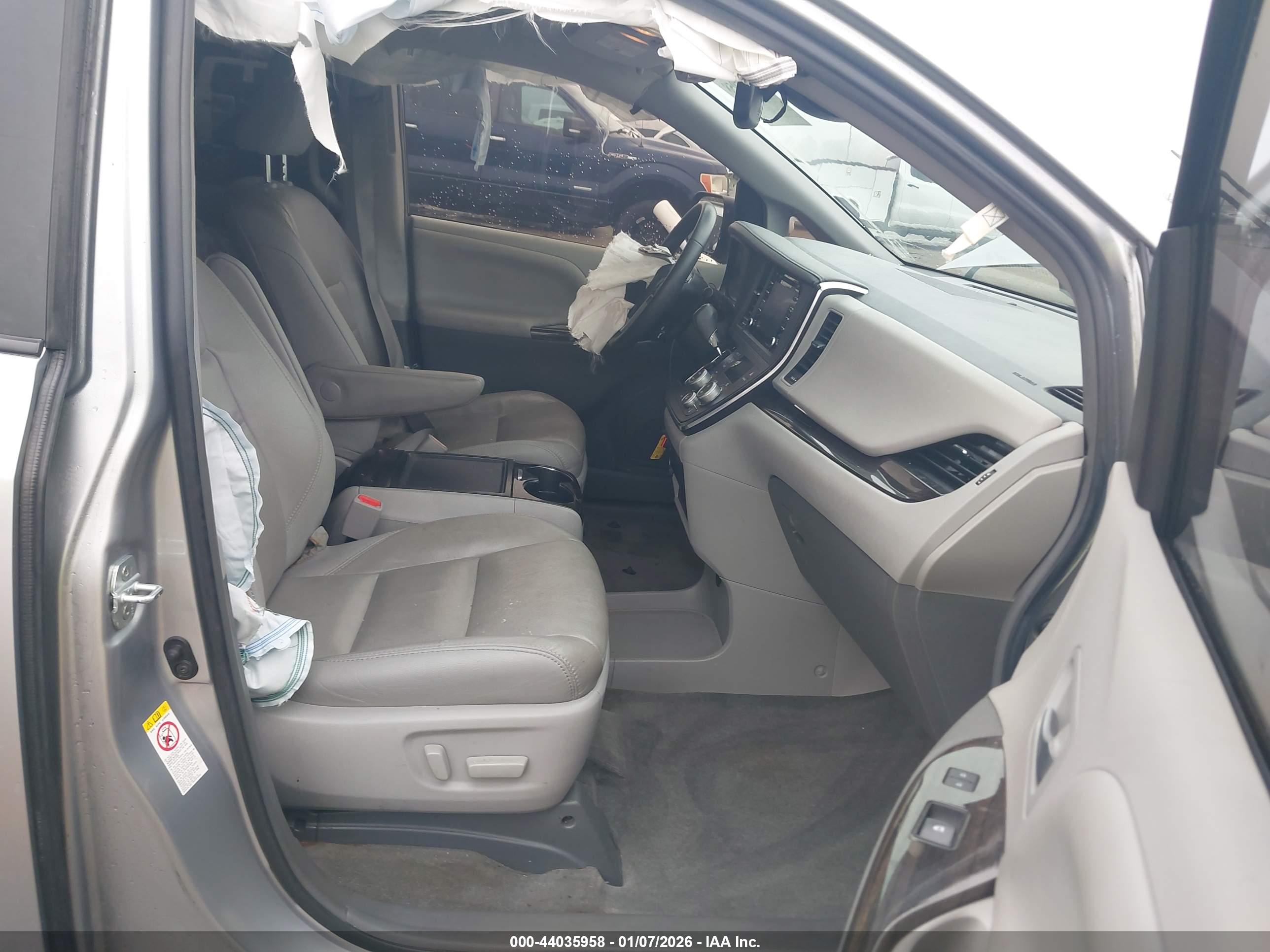 TOYOTA SIENNA image 5