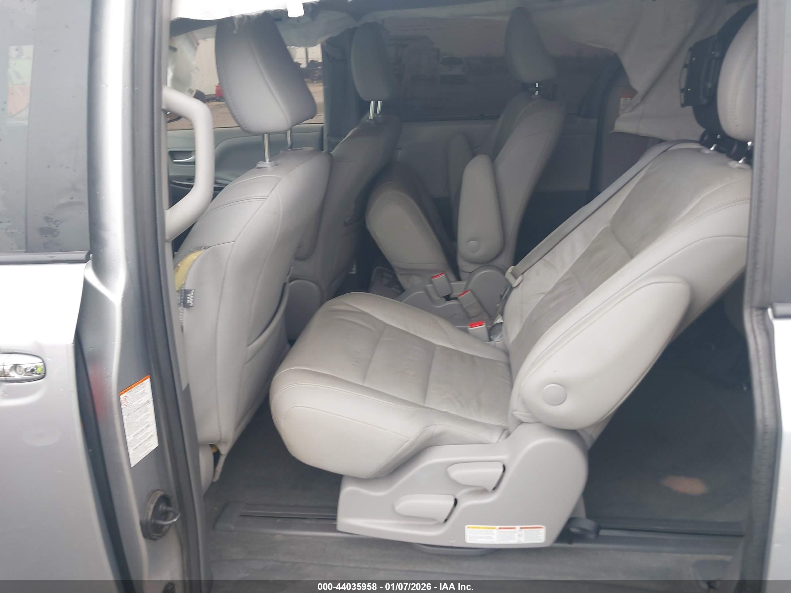 TOYOTA SIENNA image 8