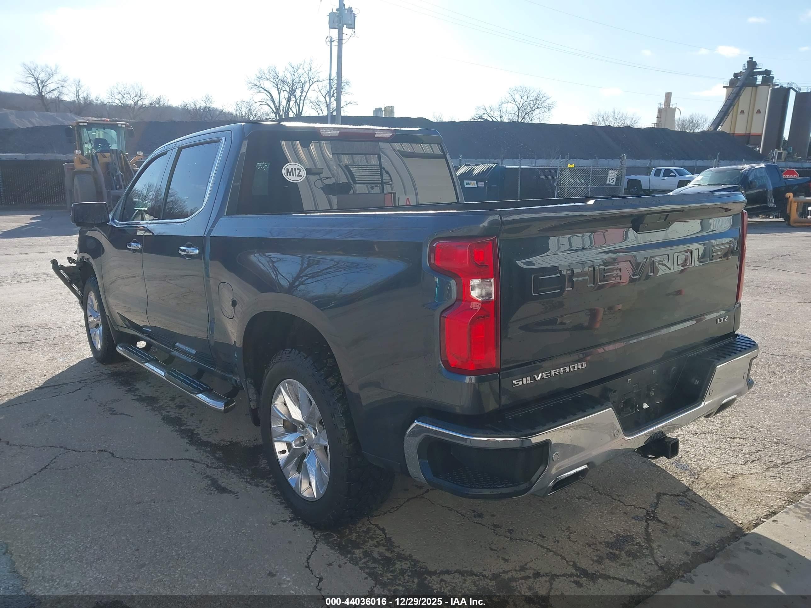 CHEVROLET SILVERADO image 3