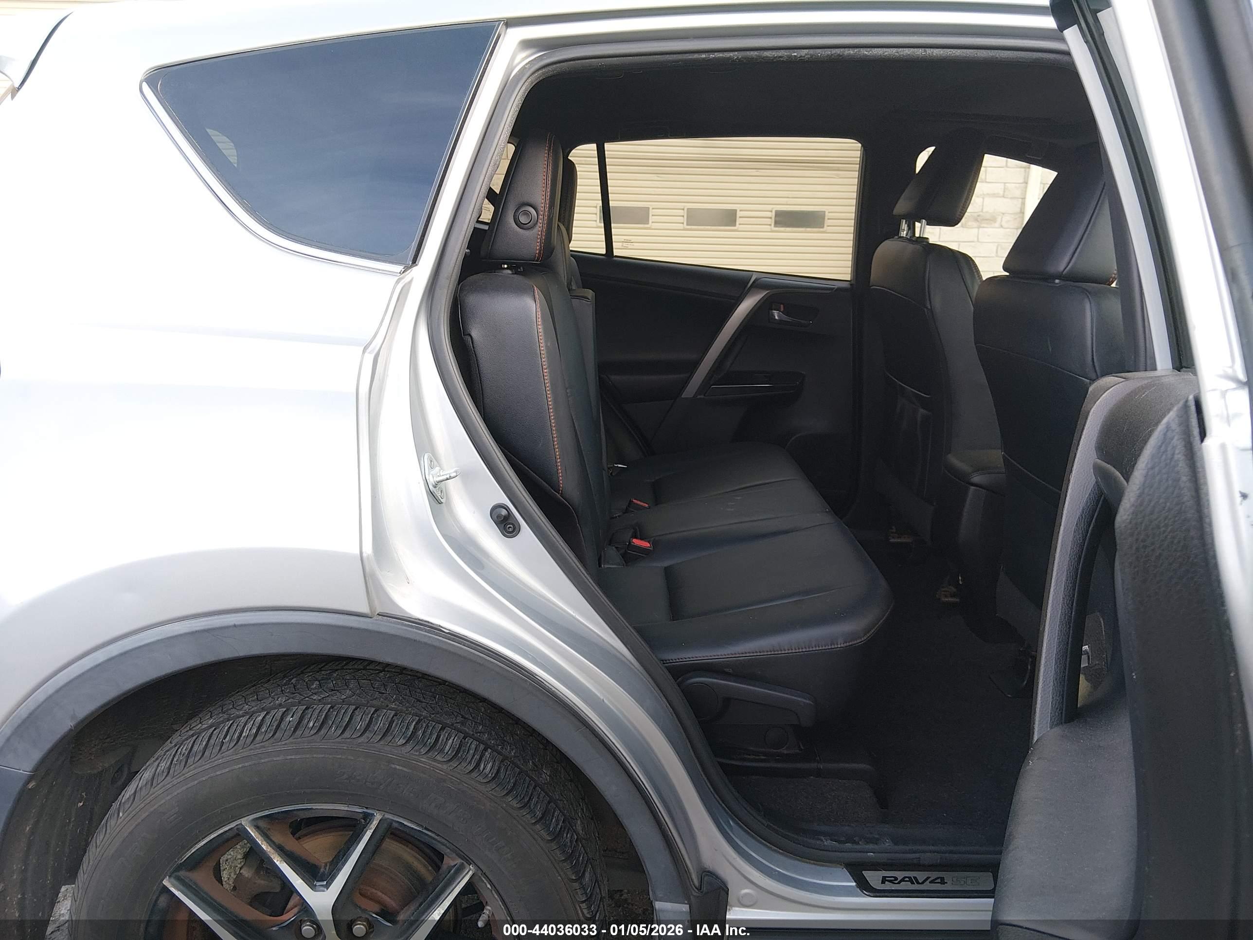 TOYOTA RAV4 image 8