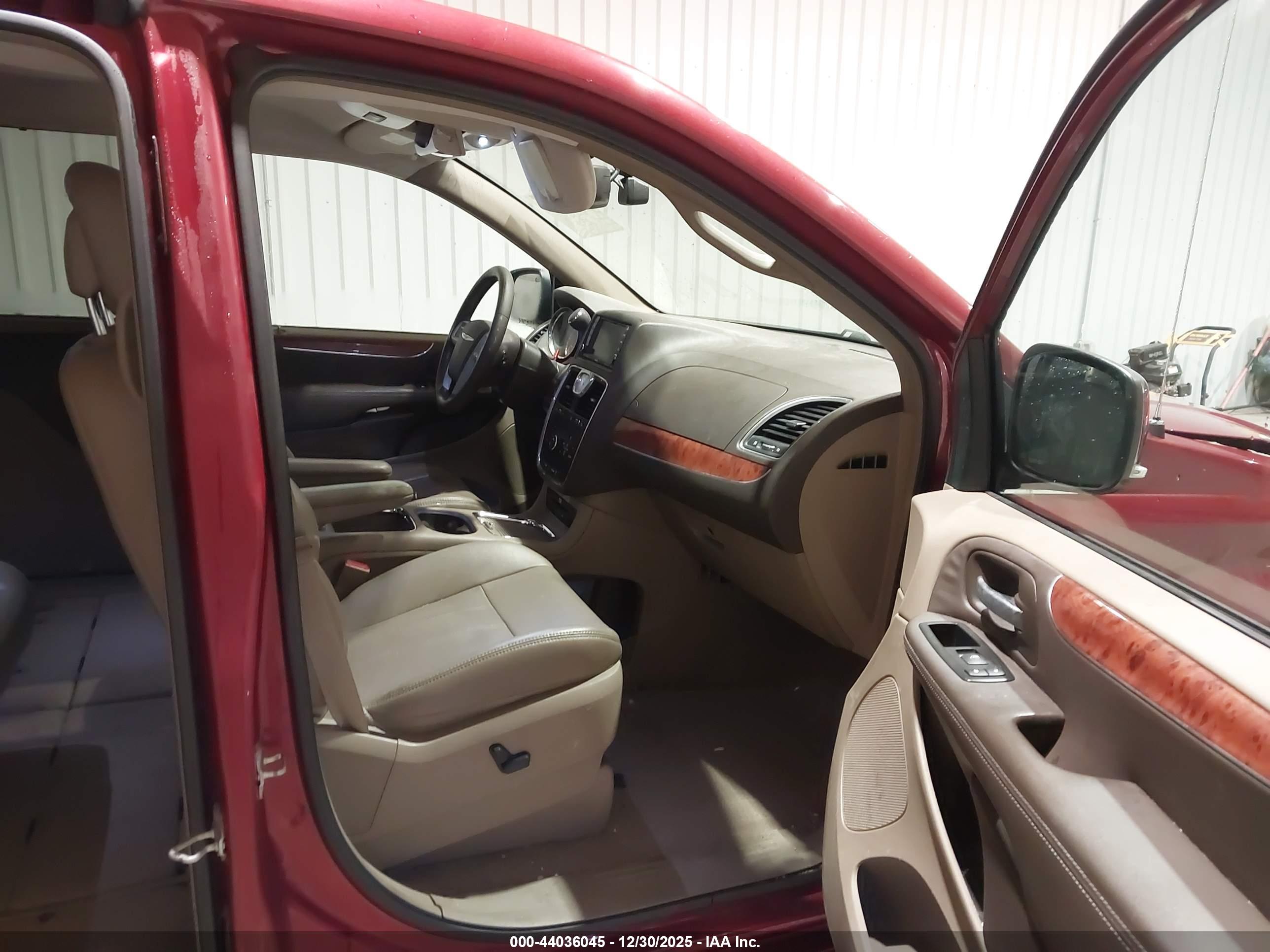 CHRYSLER TOWN image 5