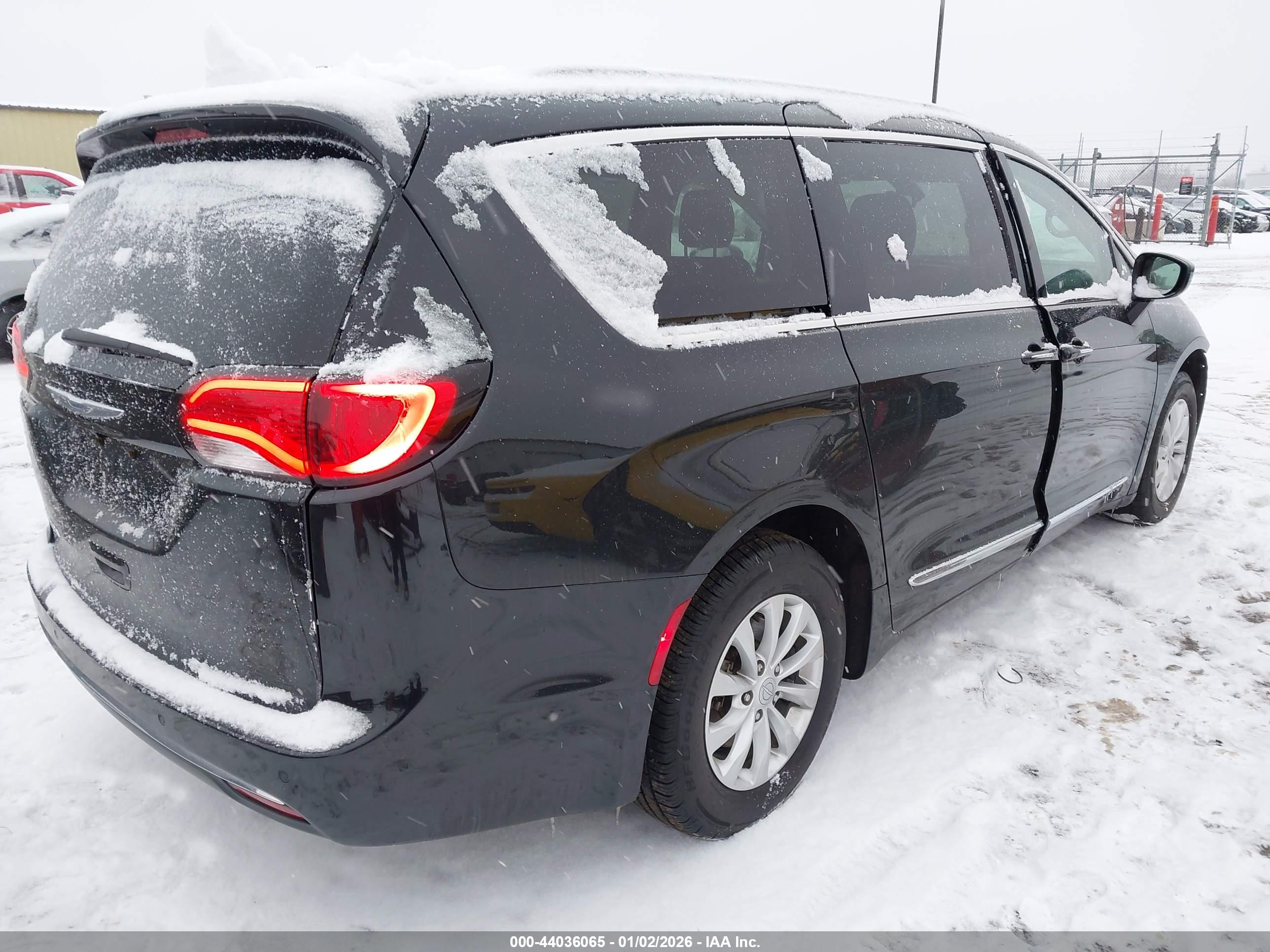 CHRYSLER PACIFICA image 4