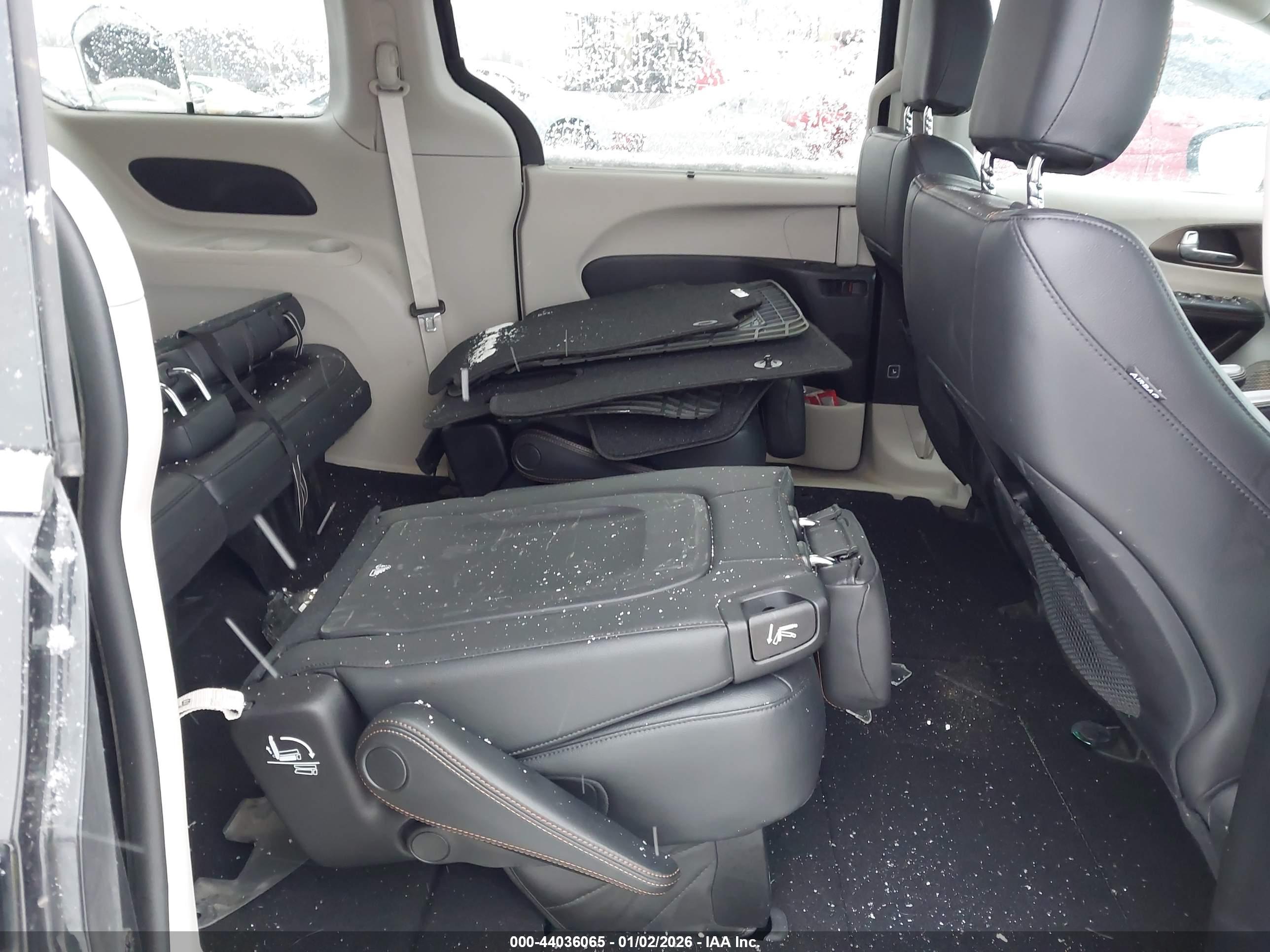 CHRYSLER PACIFICA image 8