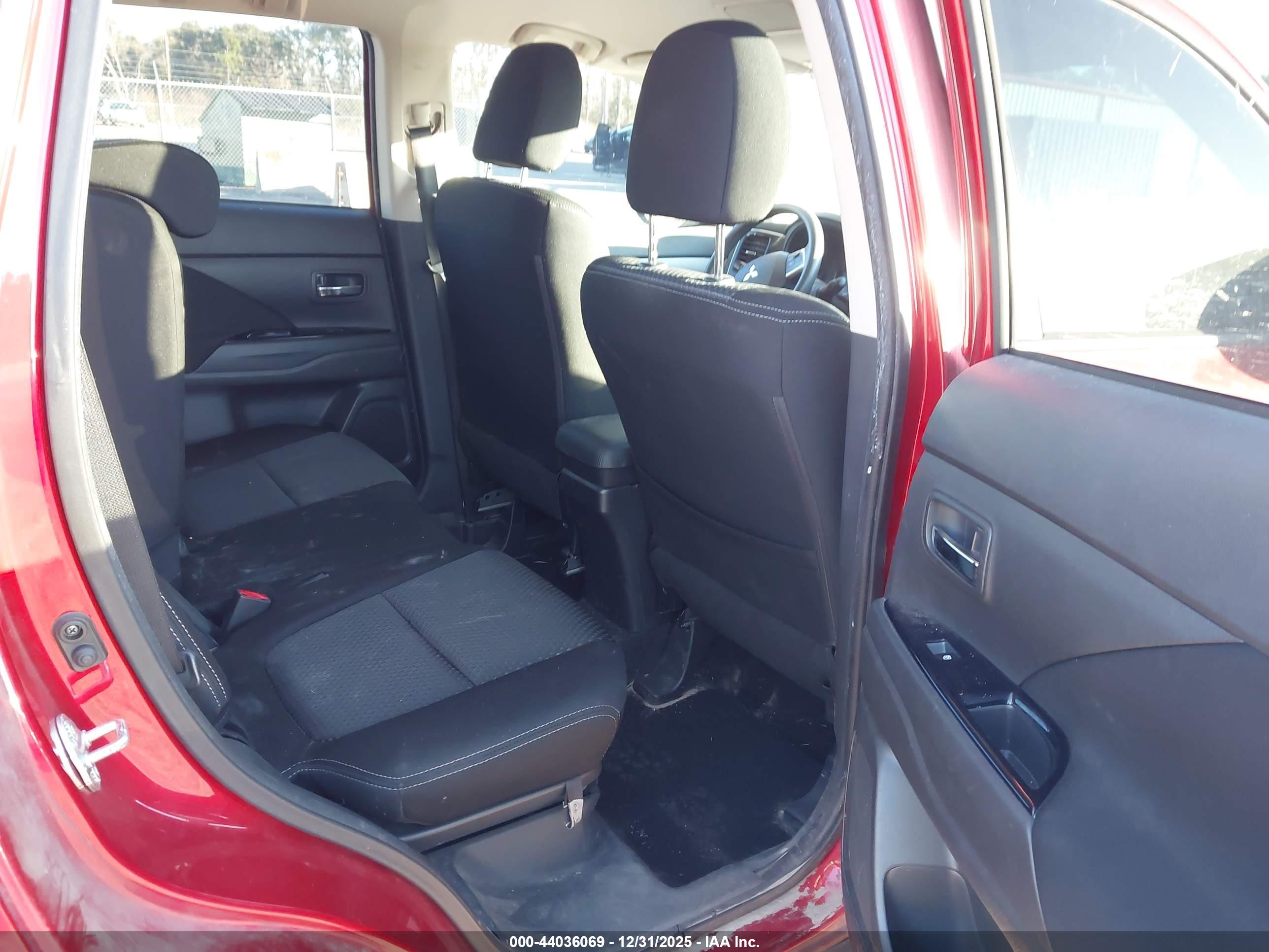 MITSUBISHI OUTLANDER image 8