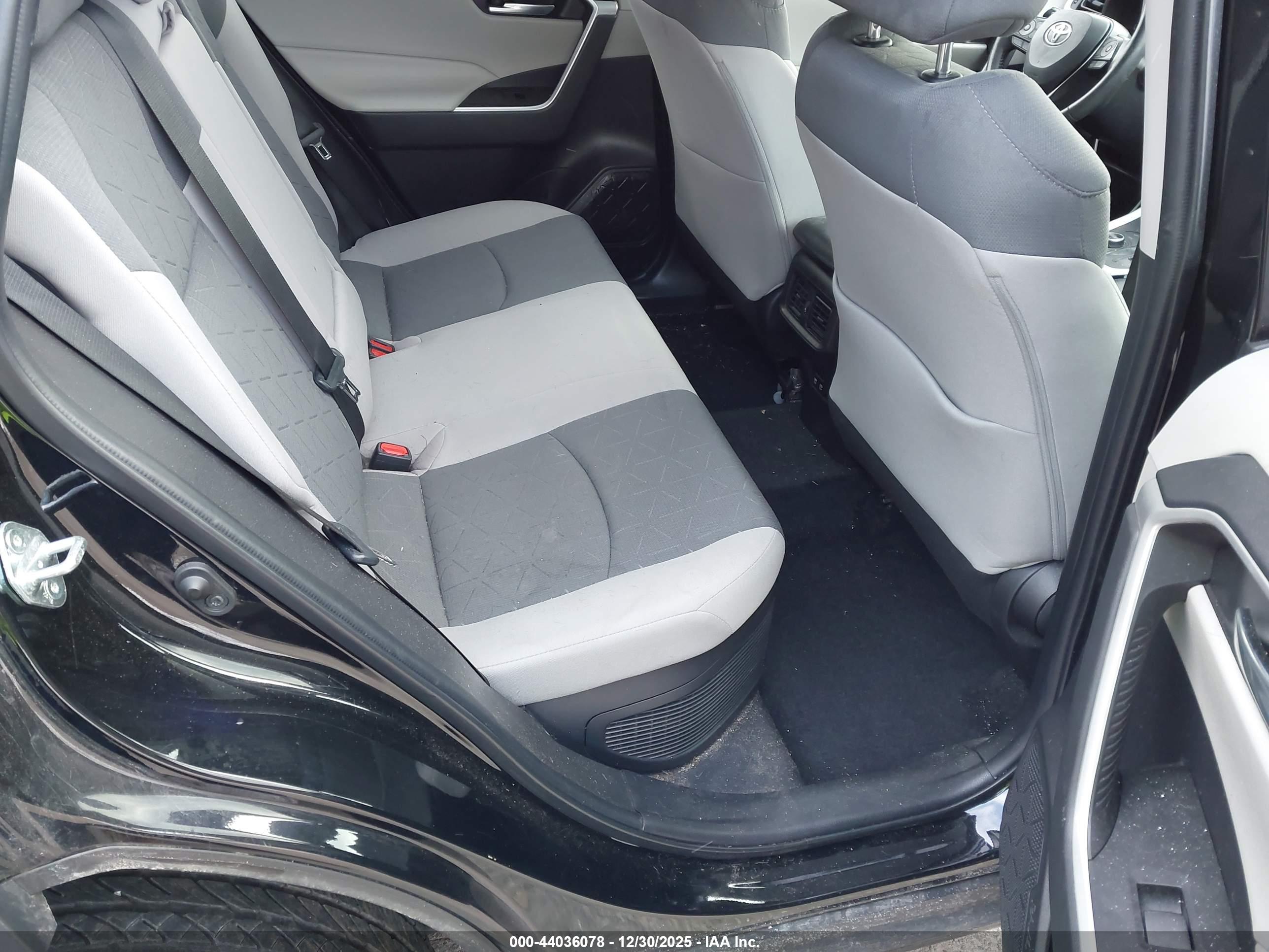TOYOTA RAV4 image 8