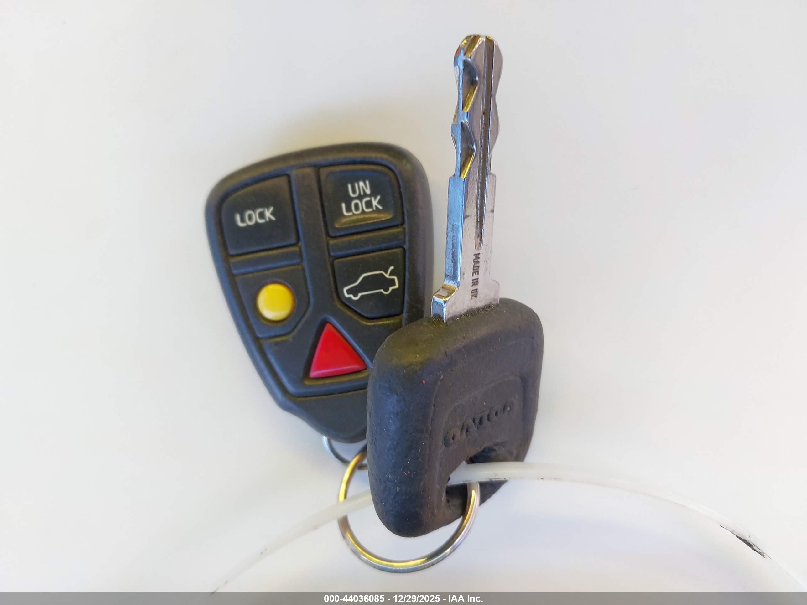 VOLVO V70 image 11