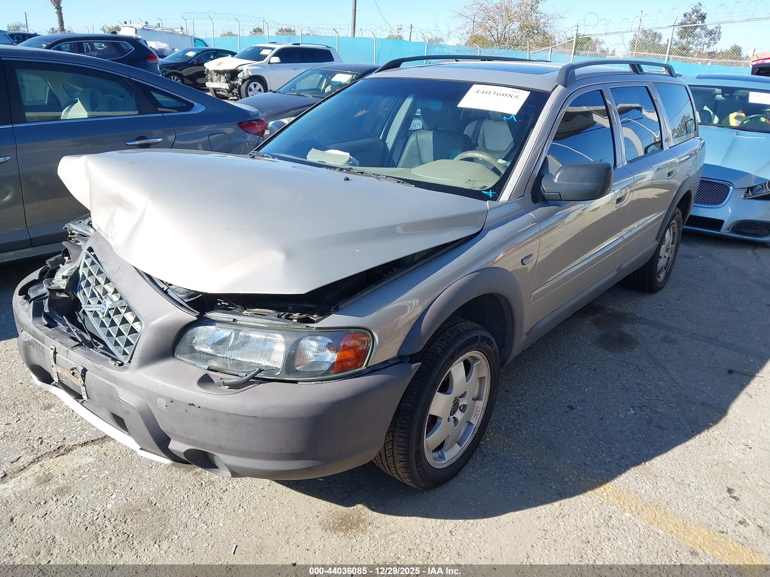 VOLVO V70 image 2