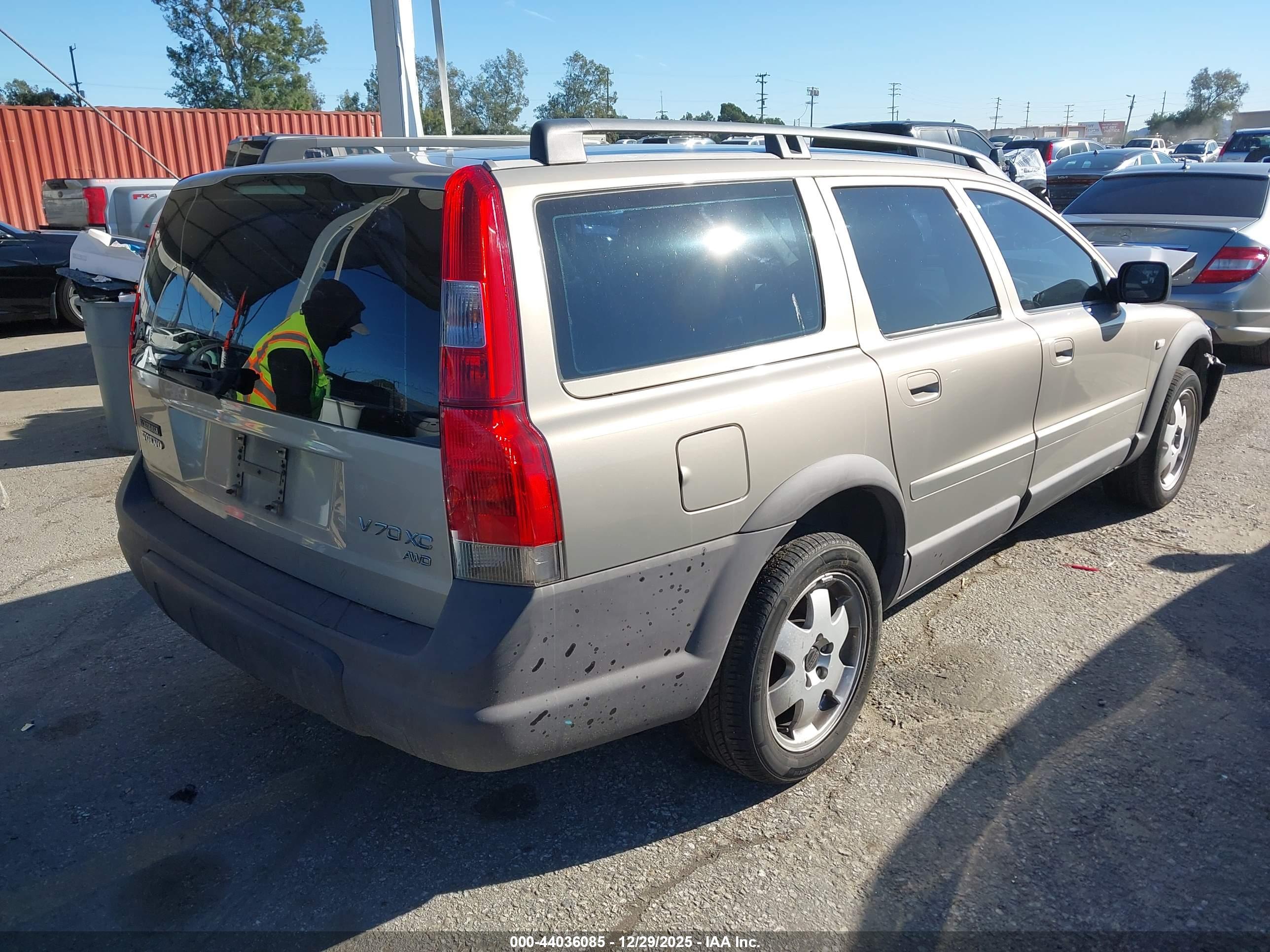 VOLVO V70 image 4