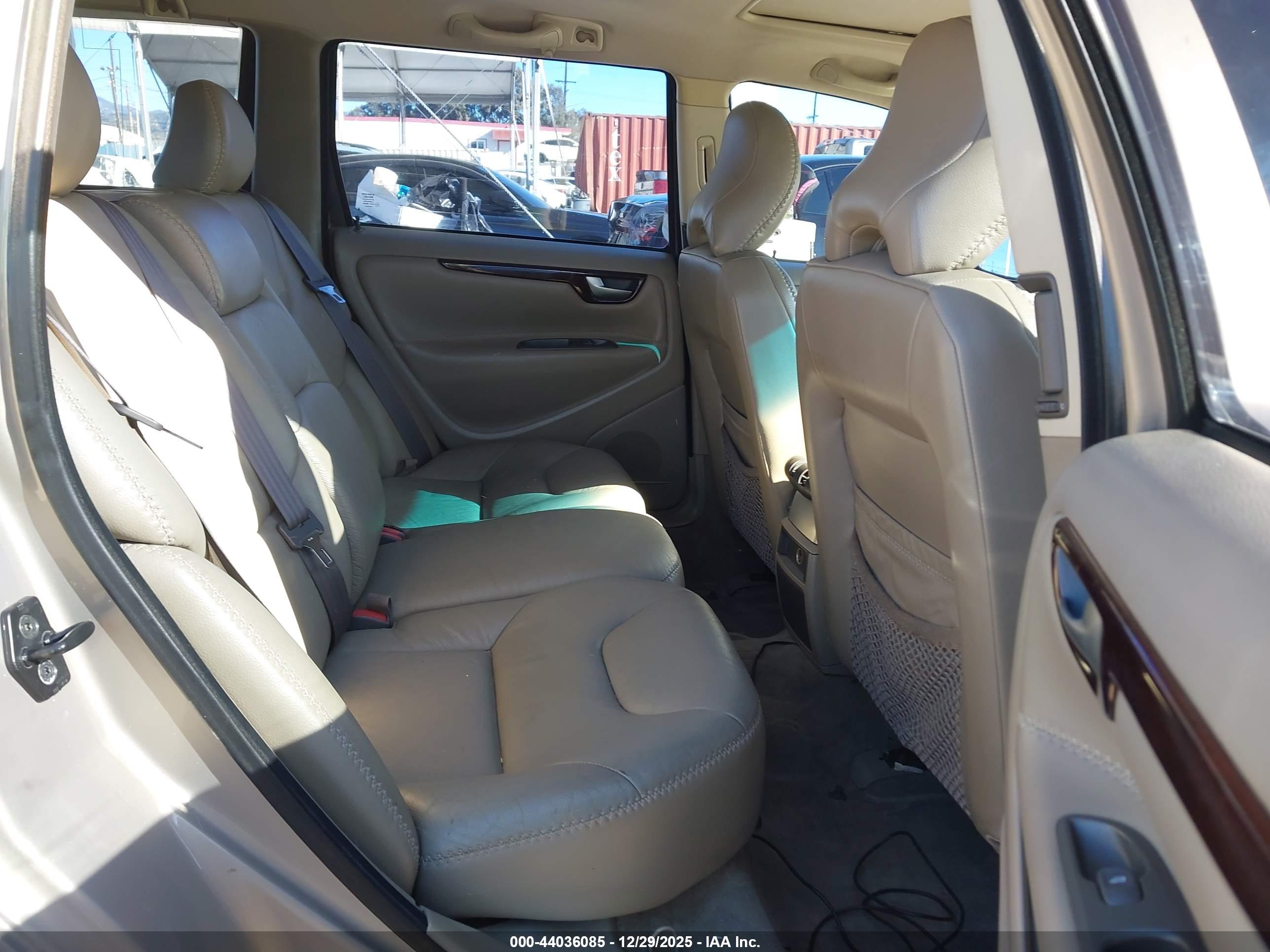 VOLVO V70 image 8