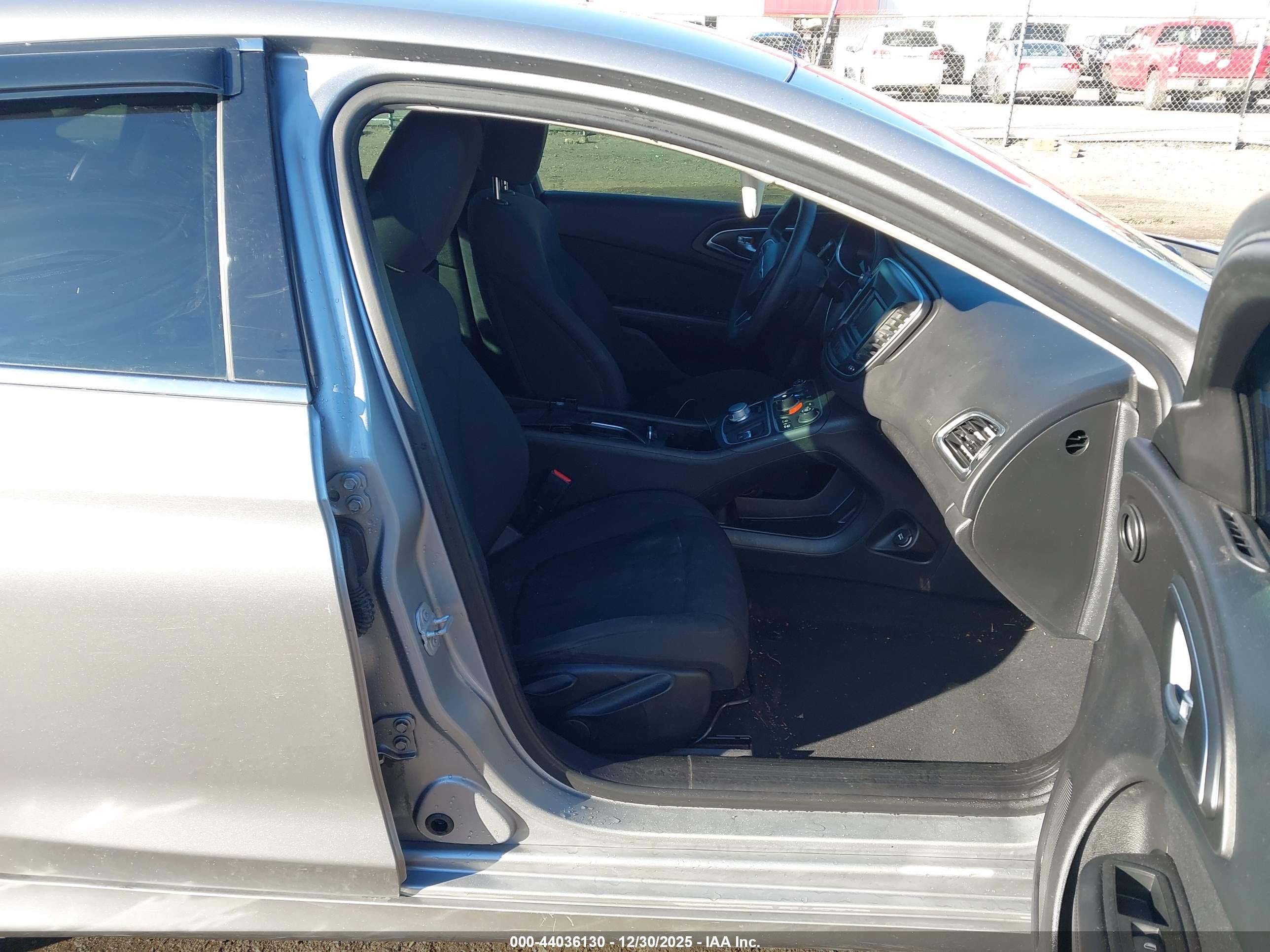 CHRYSLER 200 image 5
