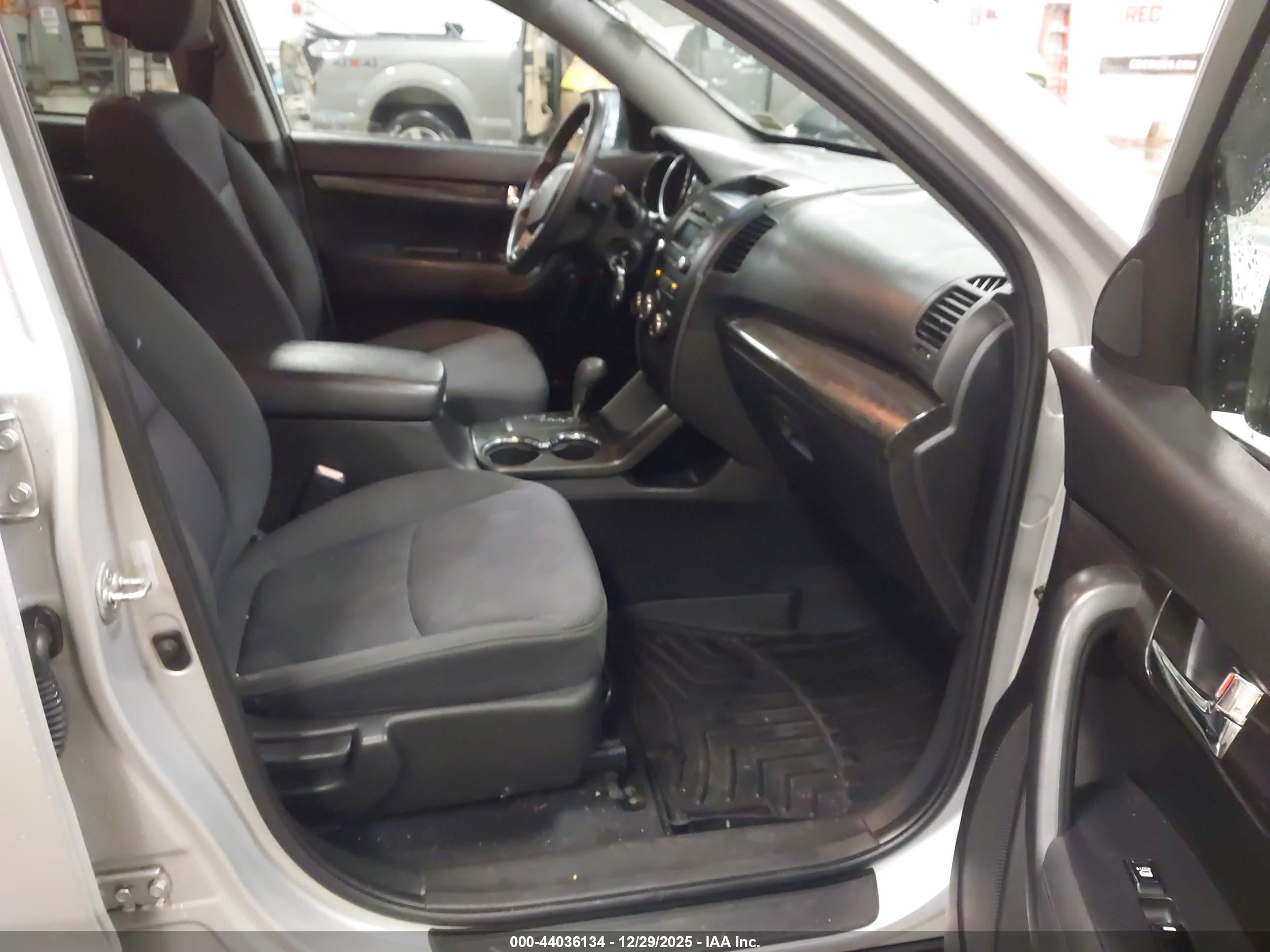 KIA SORENTO image 5