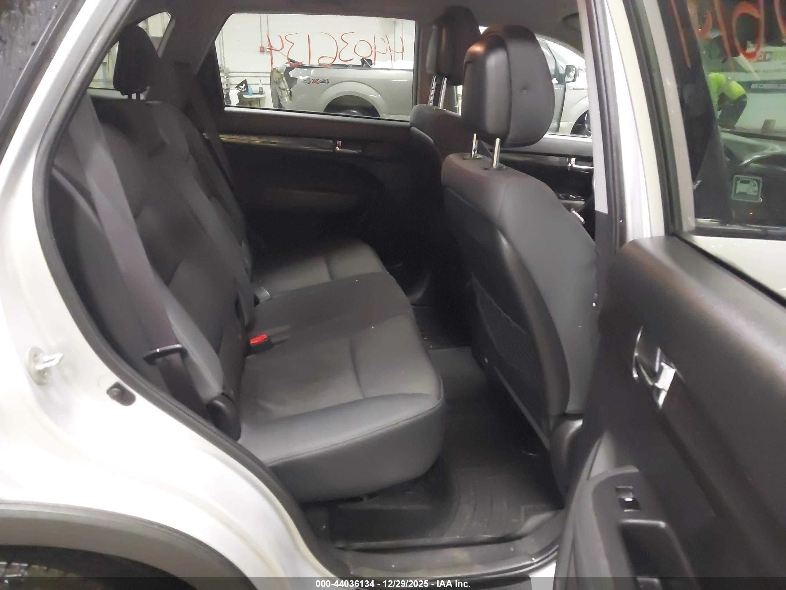 KIA SORENTO image 8