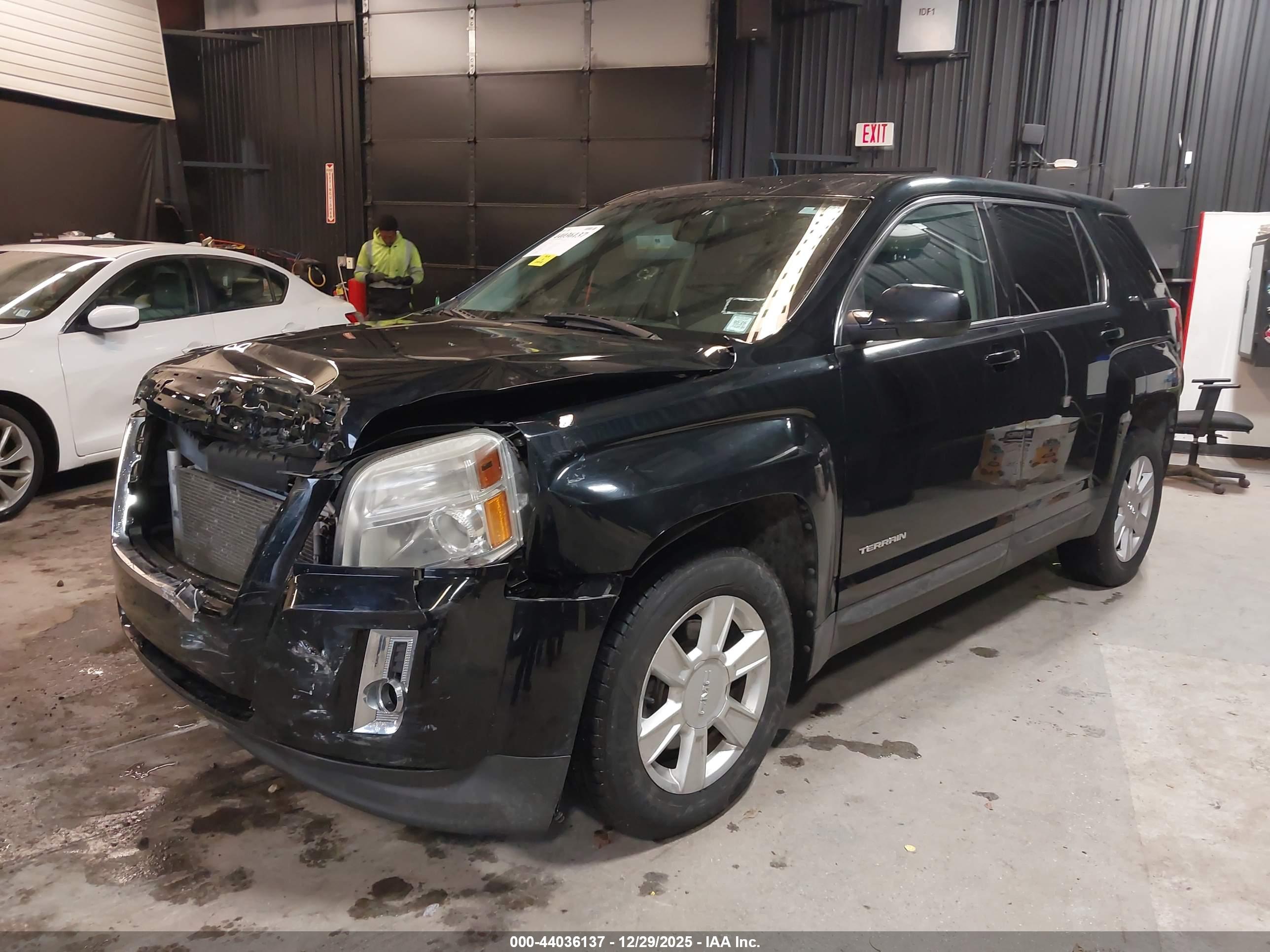 GMC TERRAIN image 2