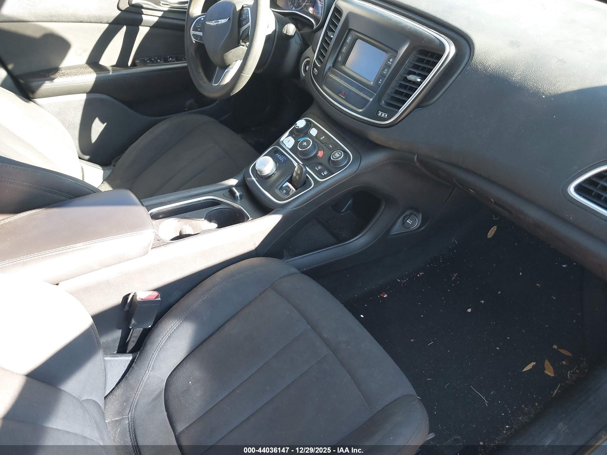 CHRYSLER 200 image 5