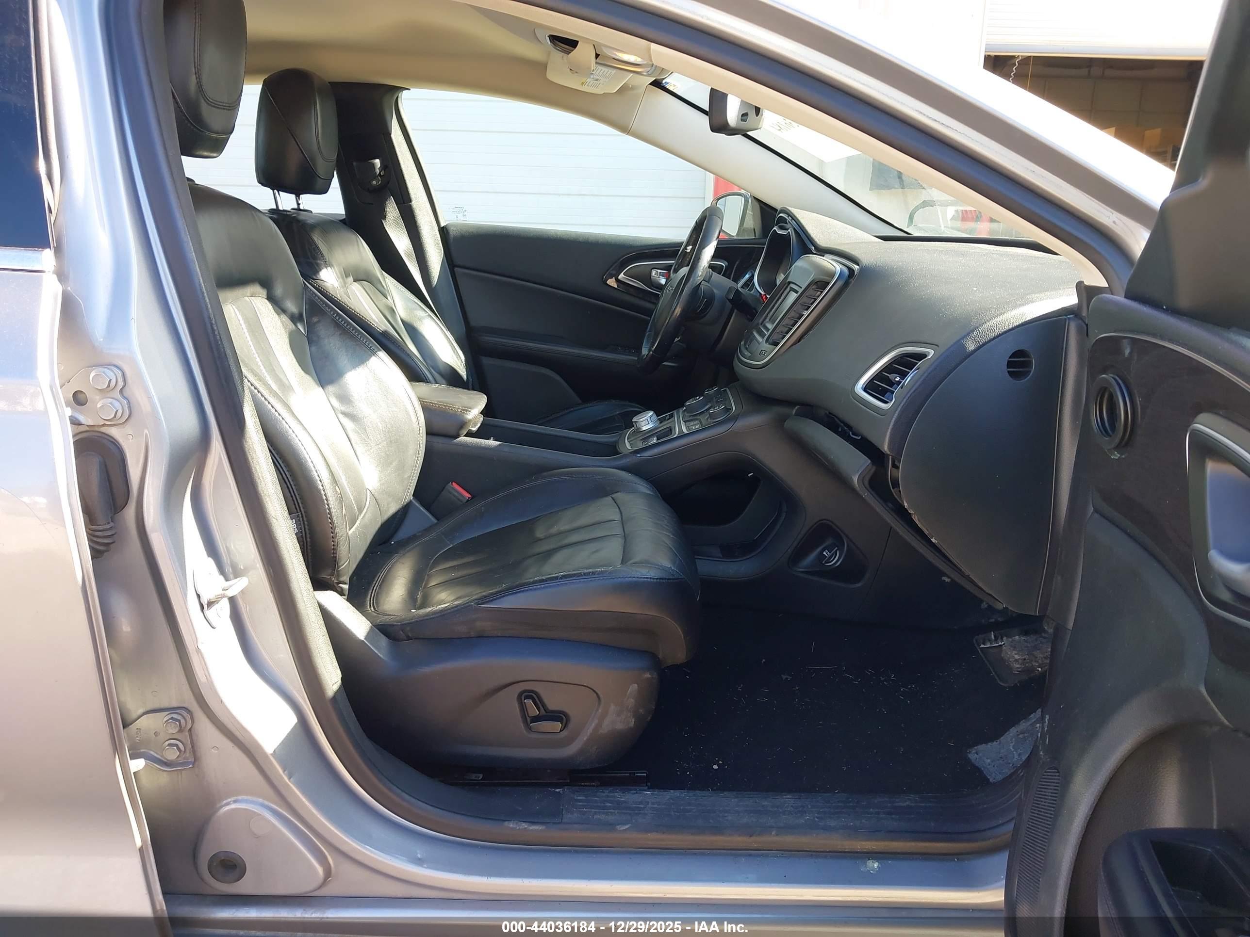 CHRYSLER 200 image 5