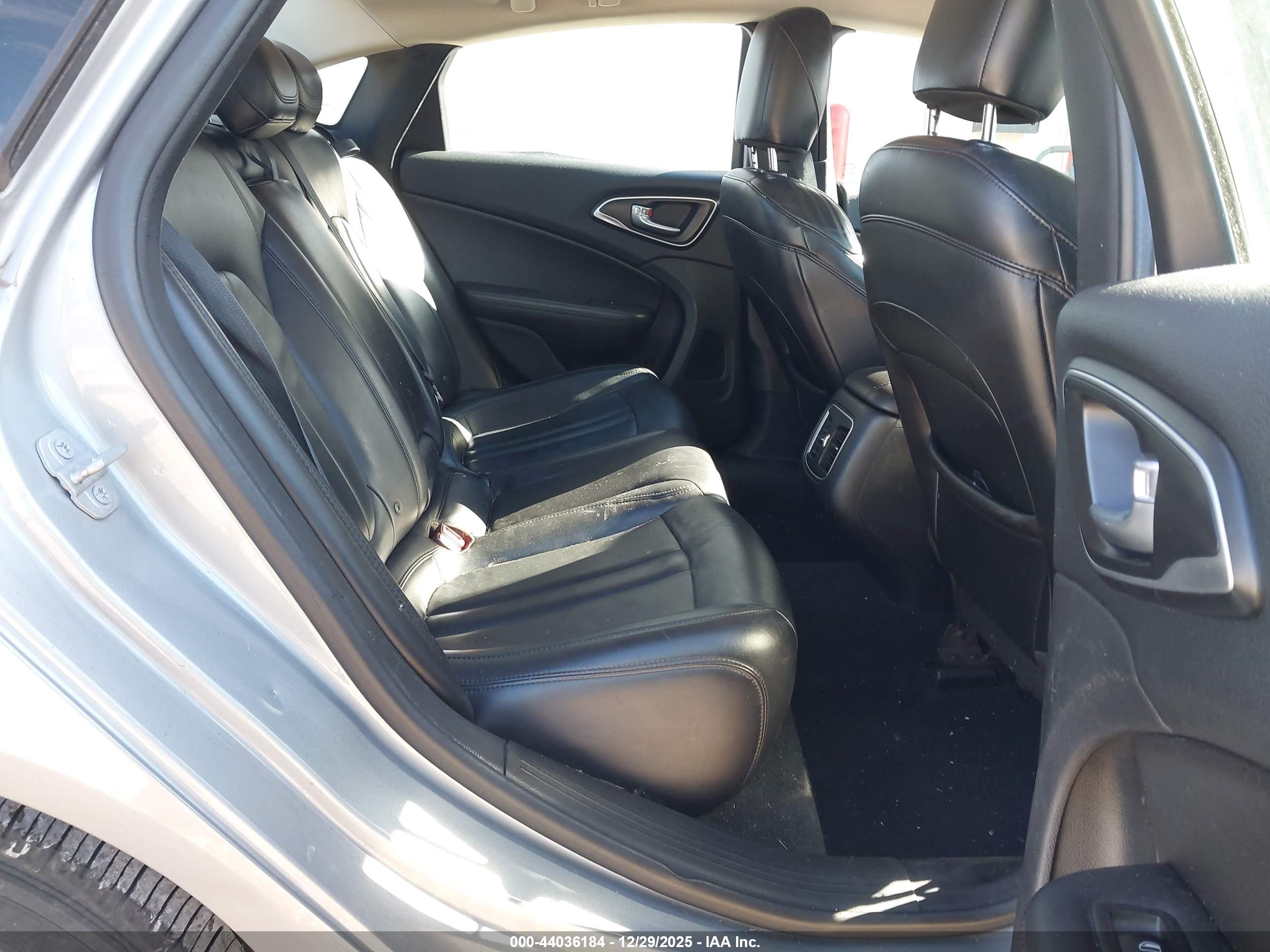 CHRYSLER 200 image 8