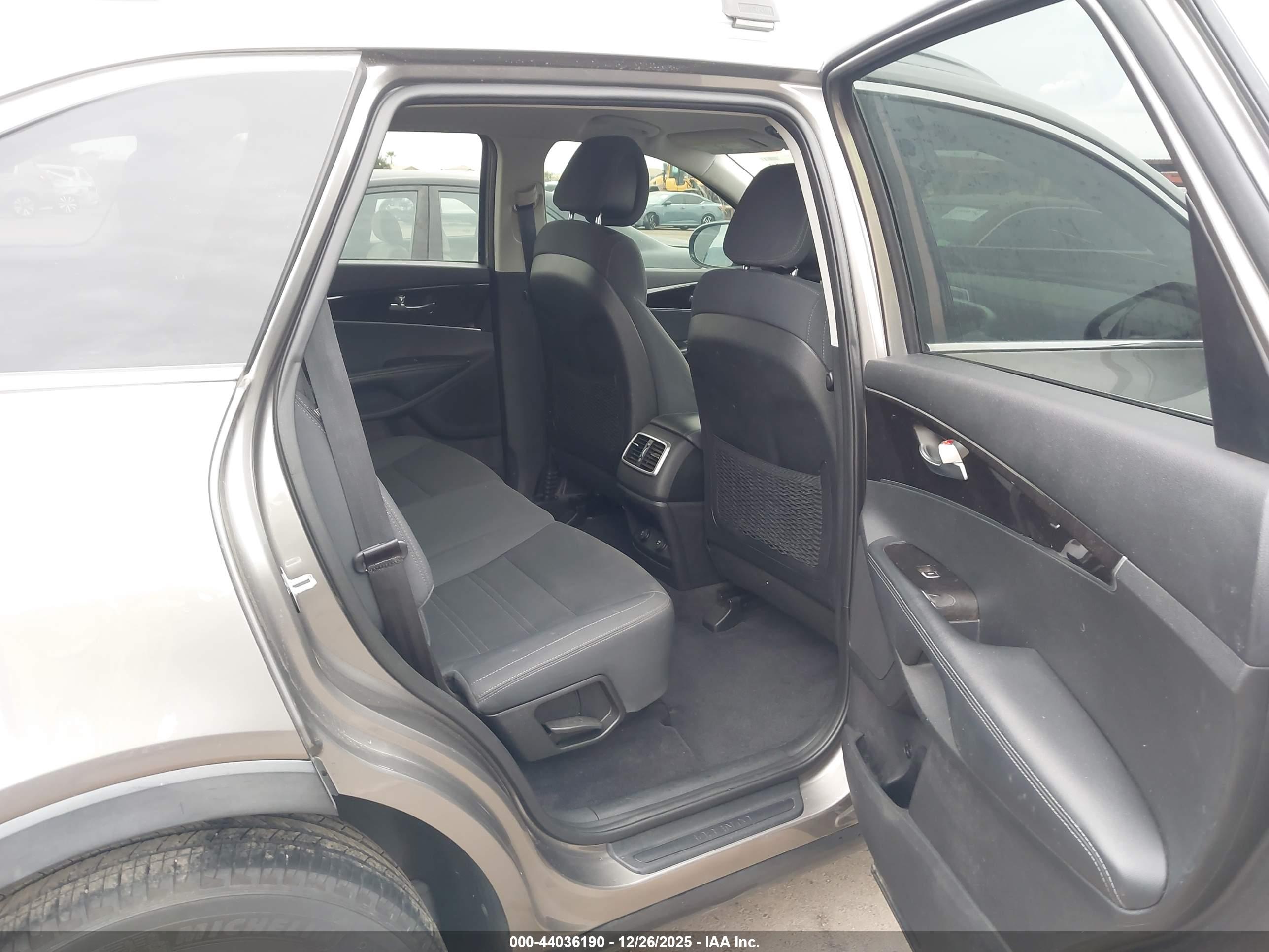 KIA SORENTO image 8