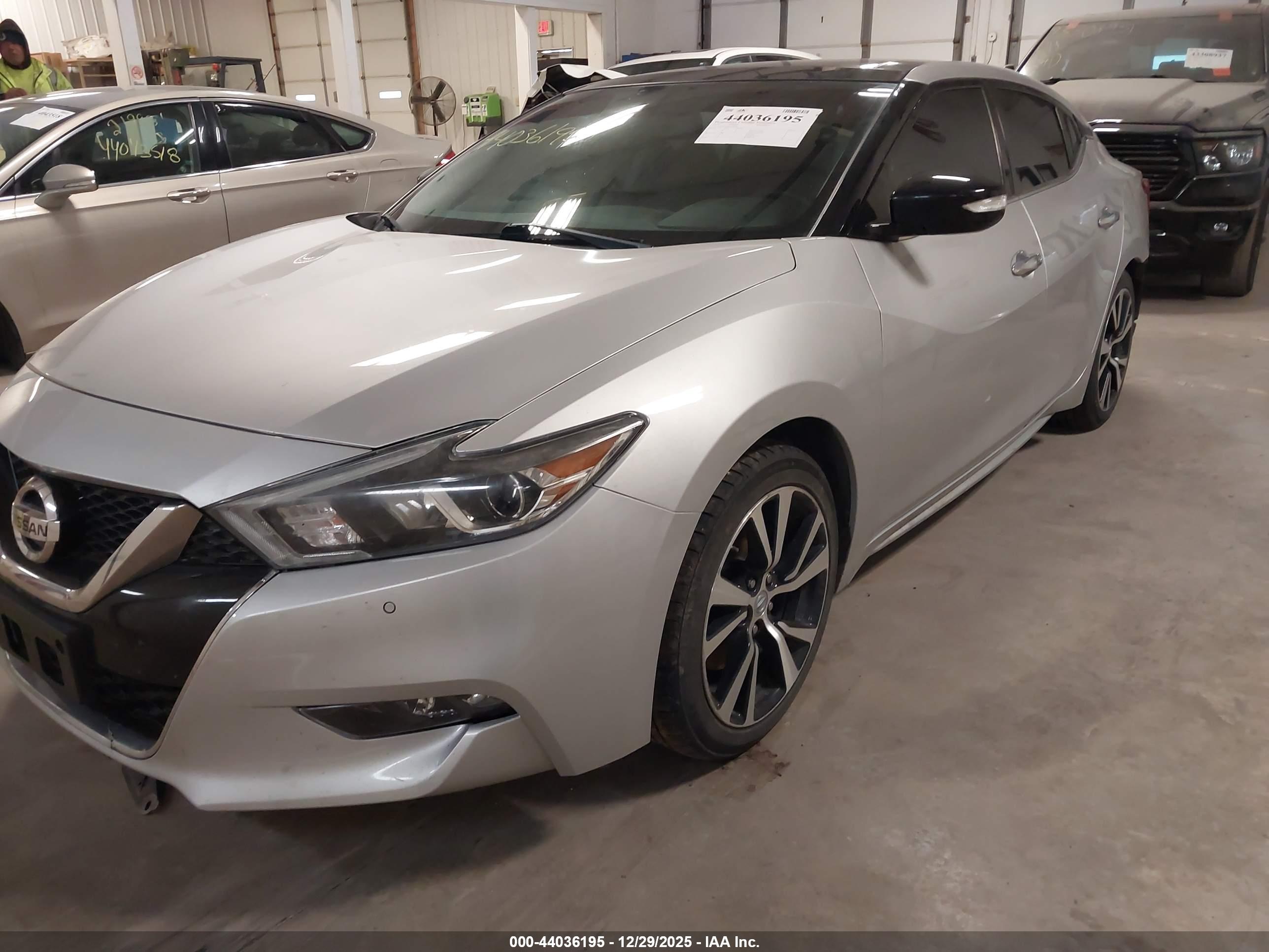 NISSAN MAXIMA image 2