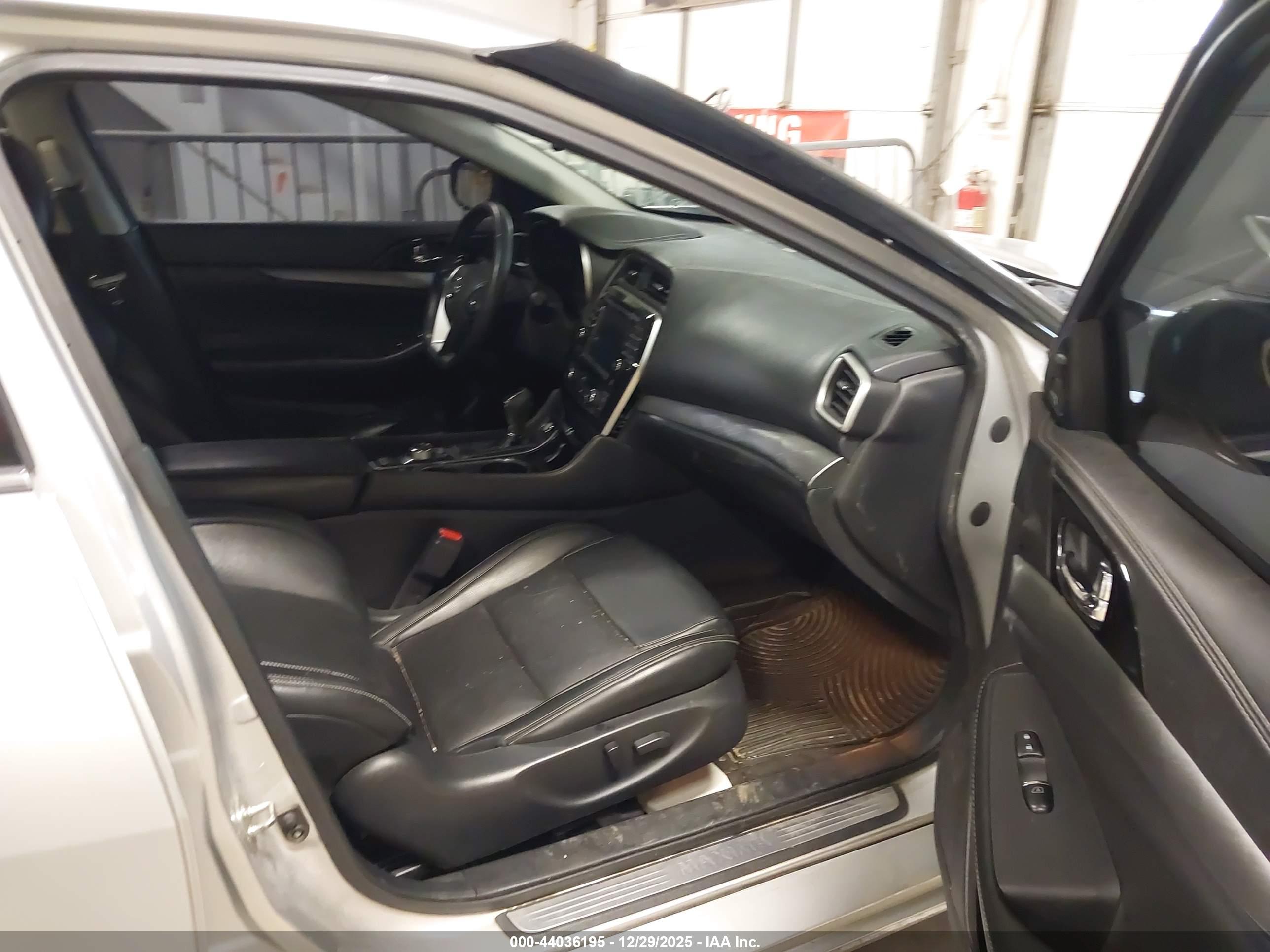 NISSAN MAXIMA image 5