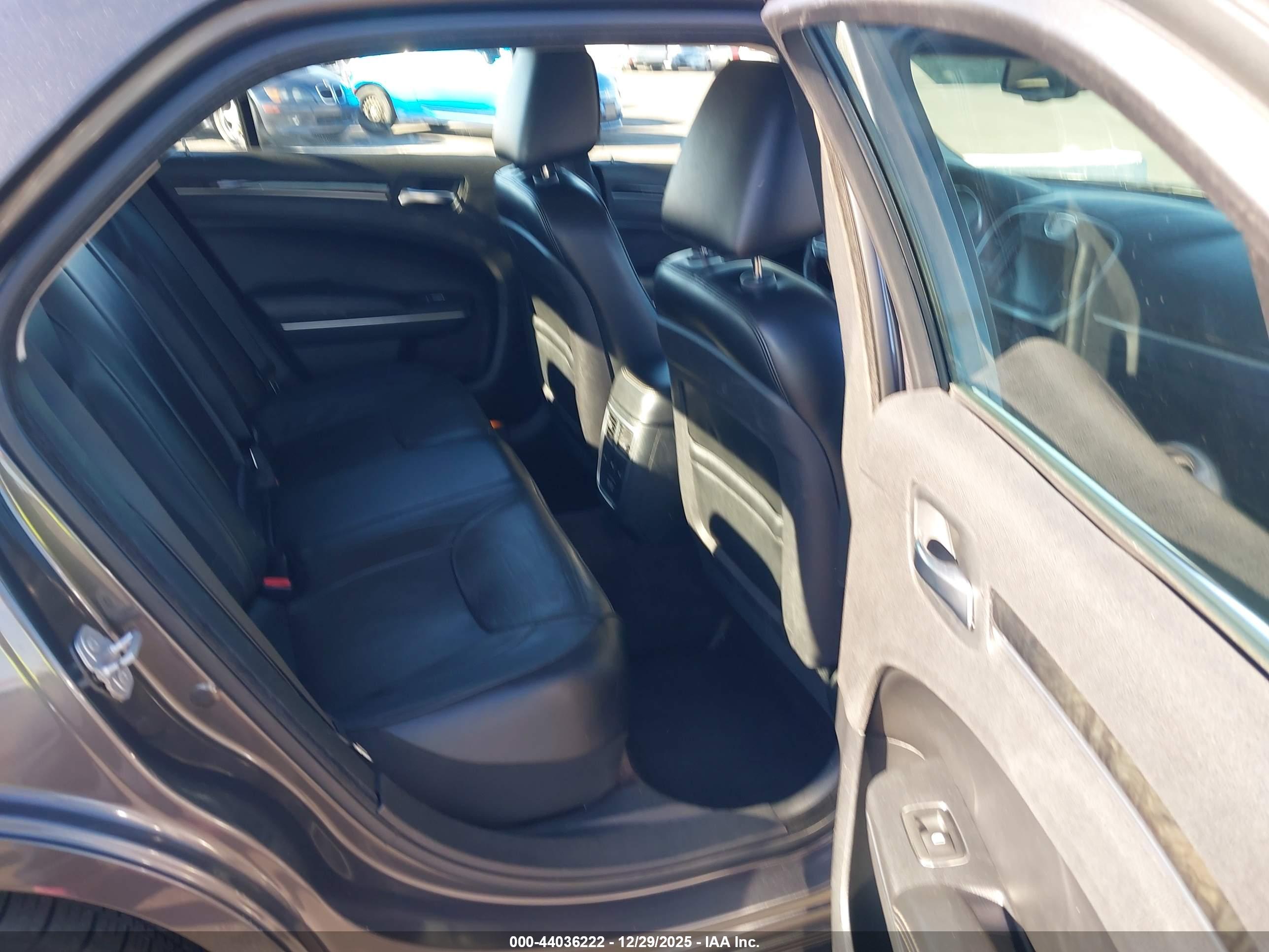 CHRYSLER 300C image 8