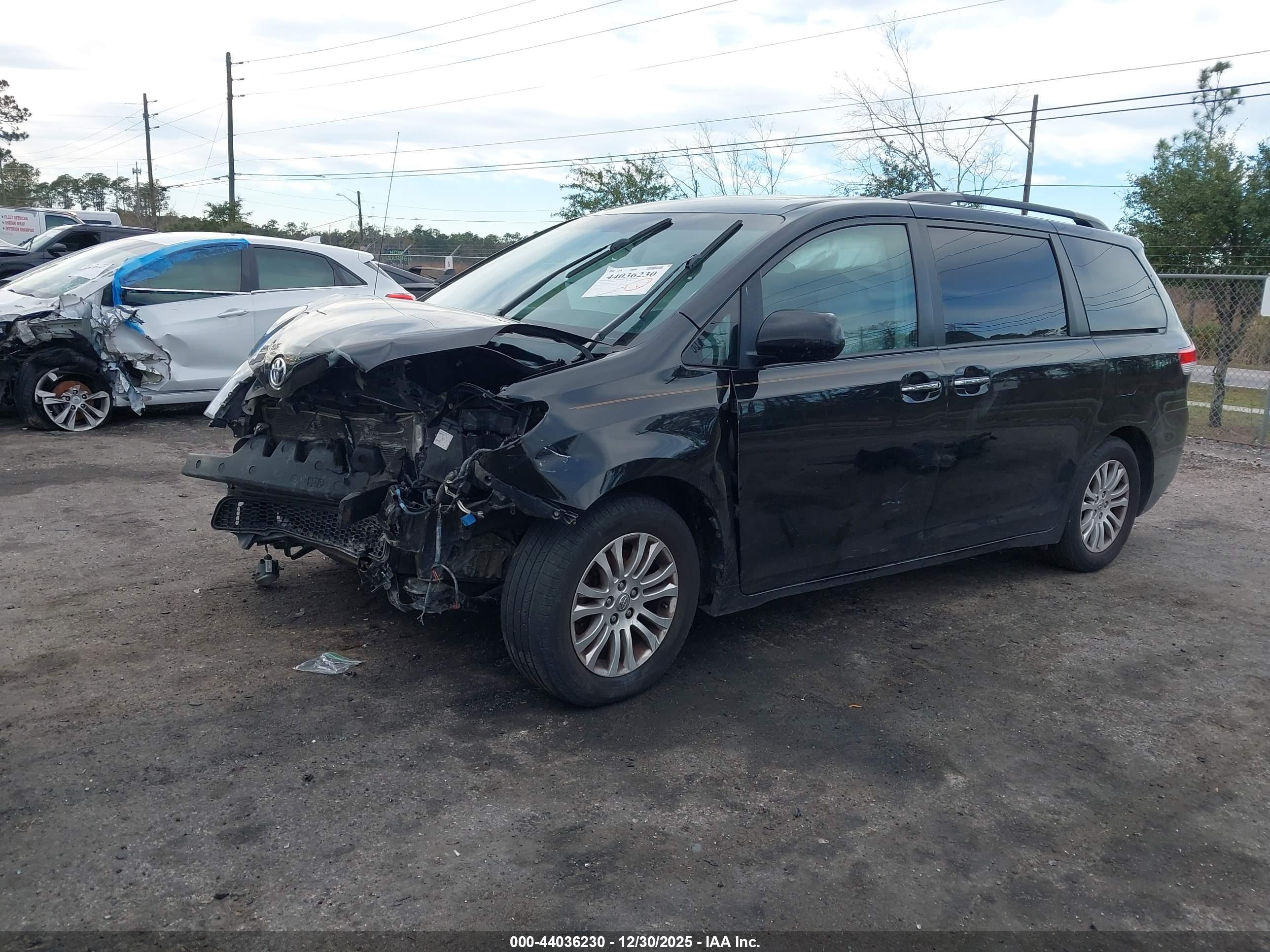 TOYOTA SIENNA image 2