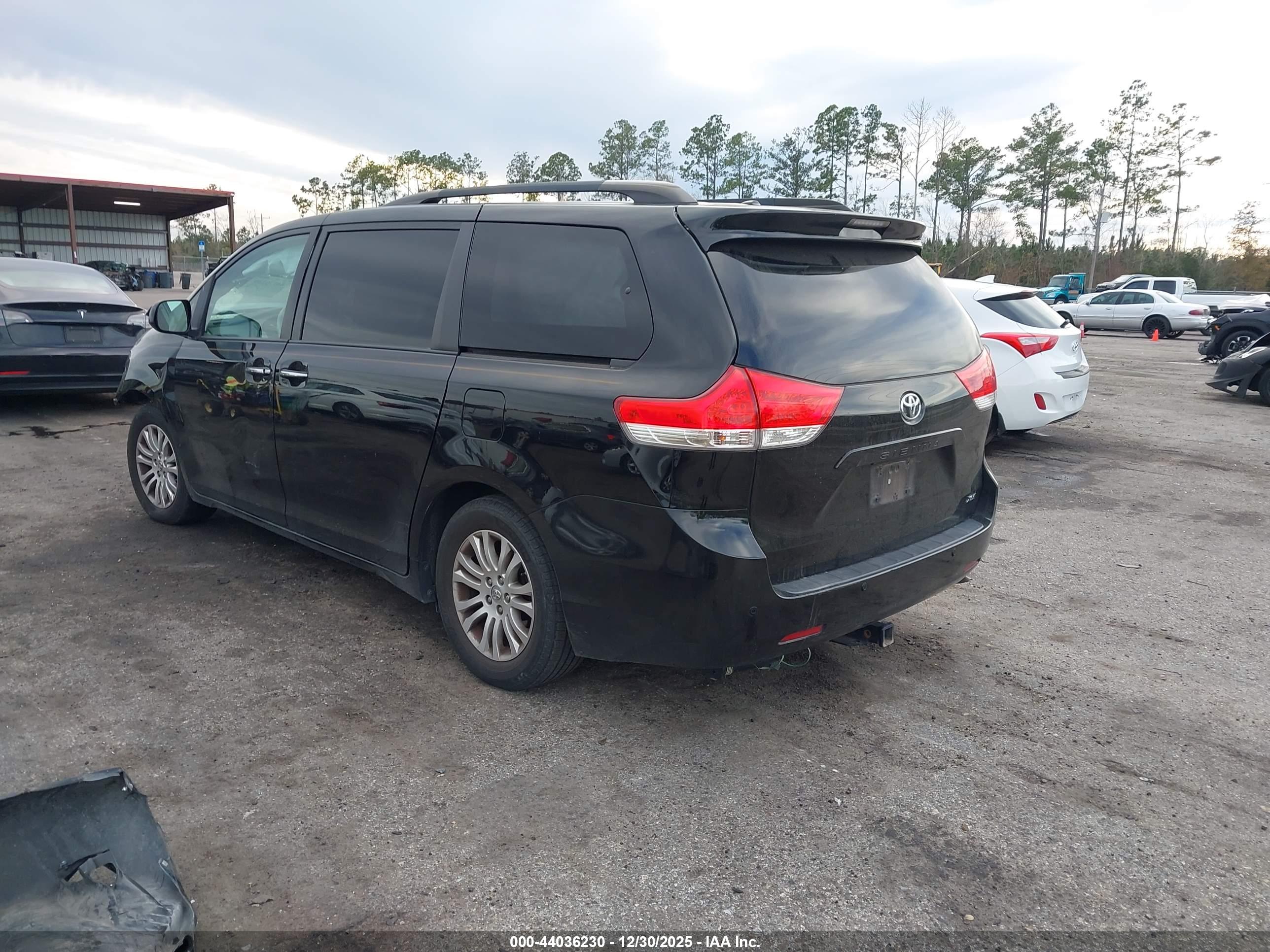 TOYOTA SIENNA image 3