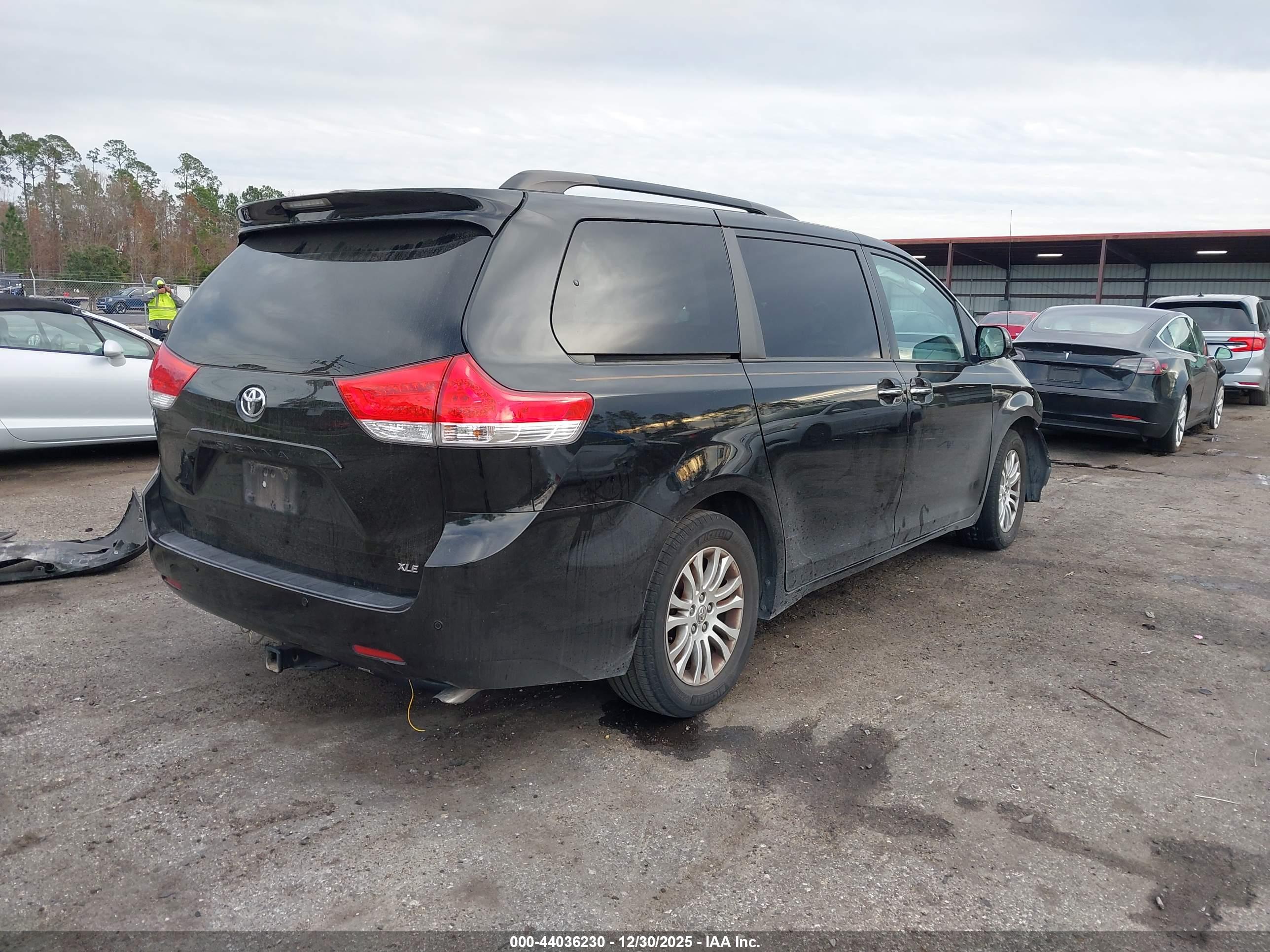 TOYOTA SIENNA image 4