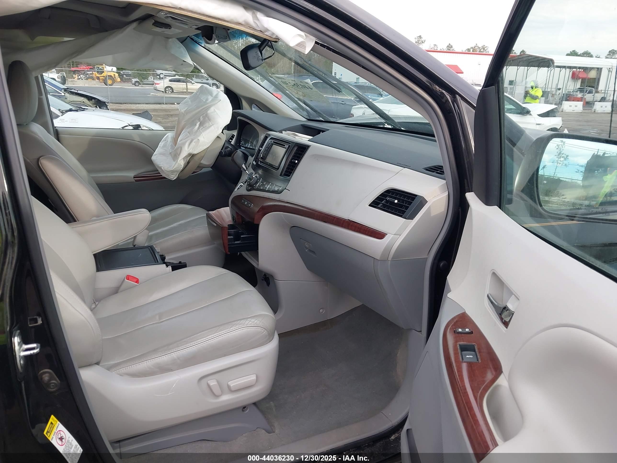 TOYOTA SIENNA image 5