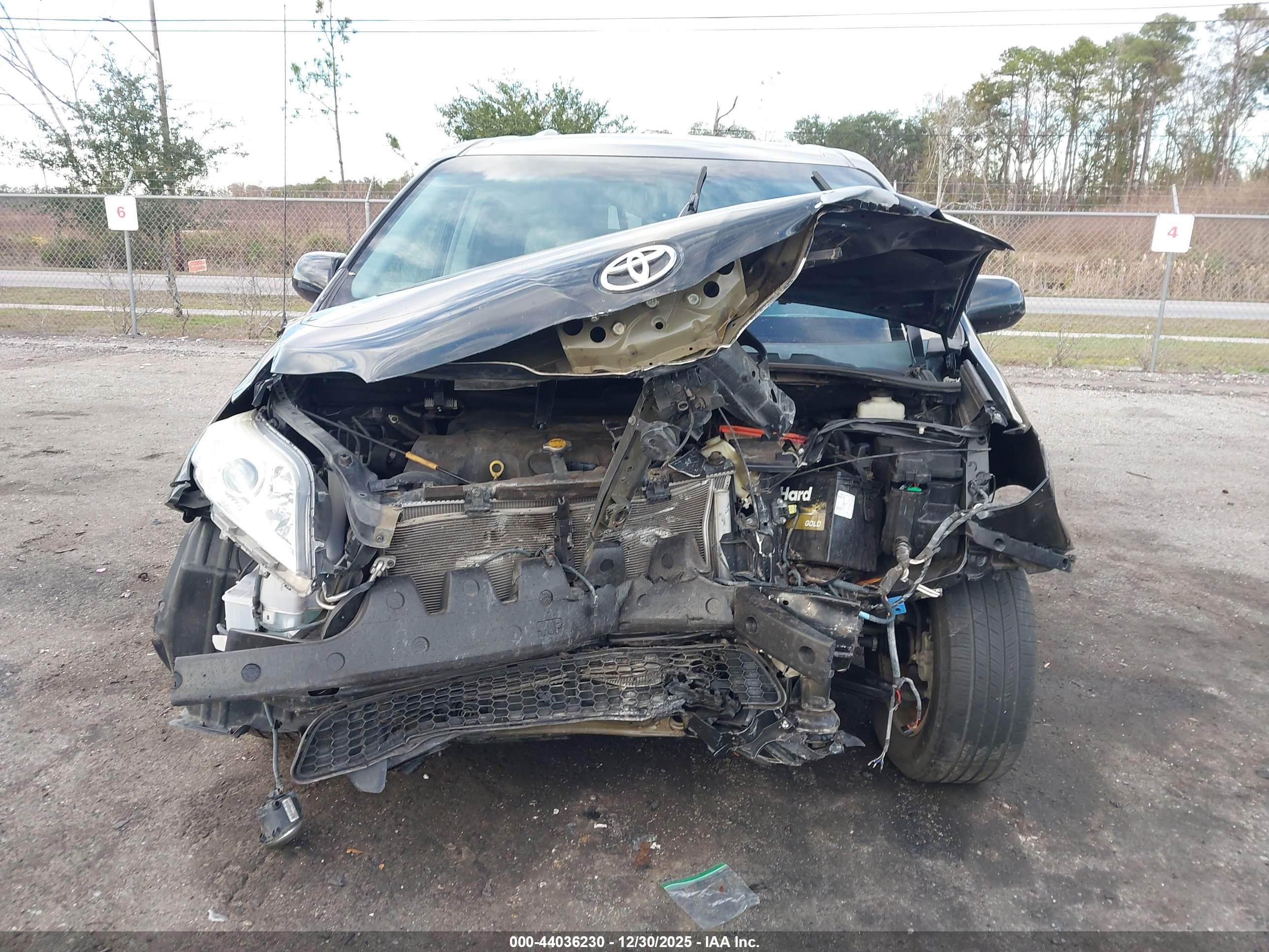 TOYOTA SIENNA image 6