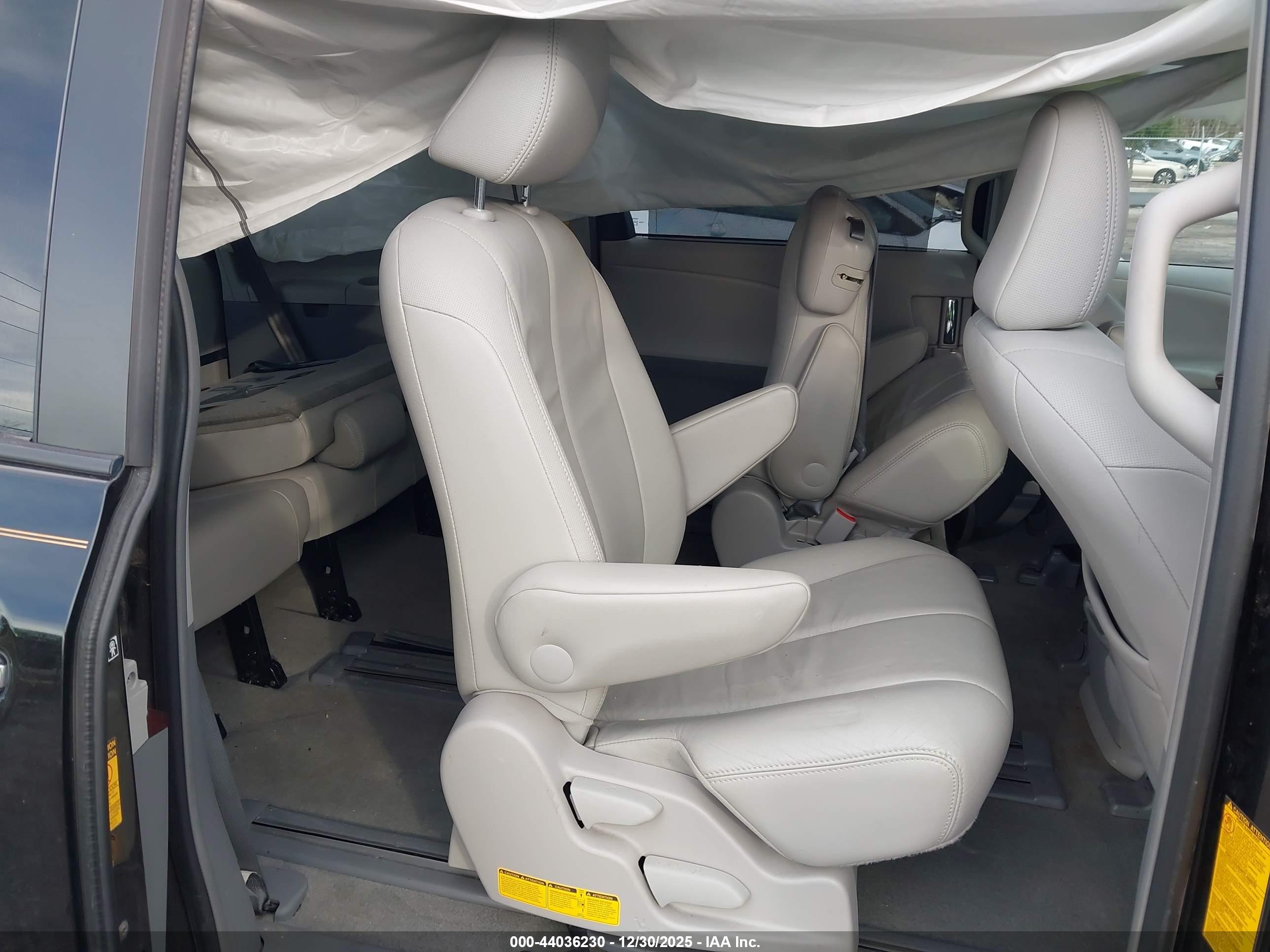 TOYOTA SIENNA image 8