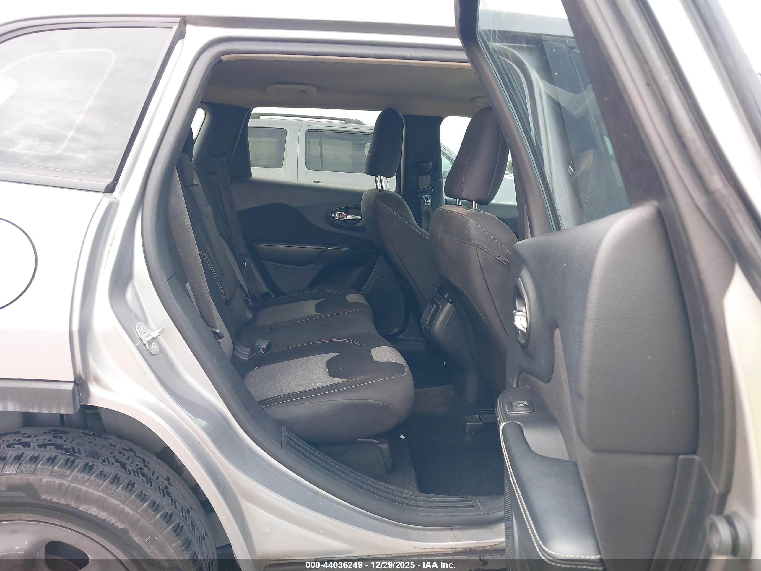 JEEP CHEROKEE image 8