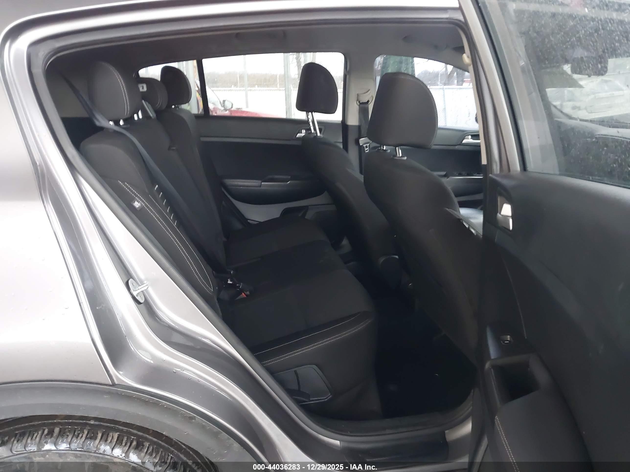 KIA SPORTAGE image 8