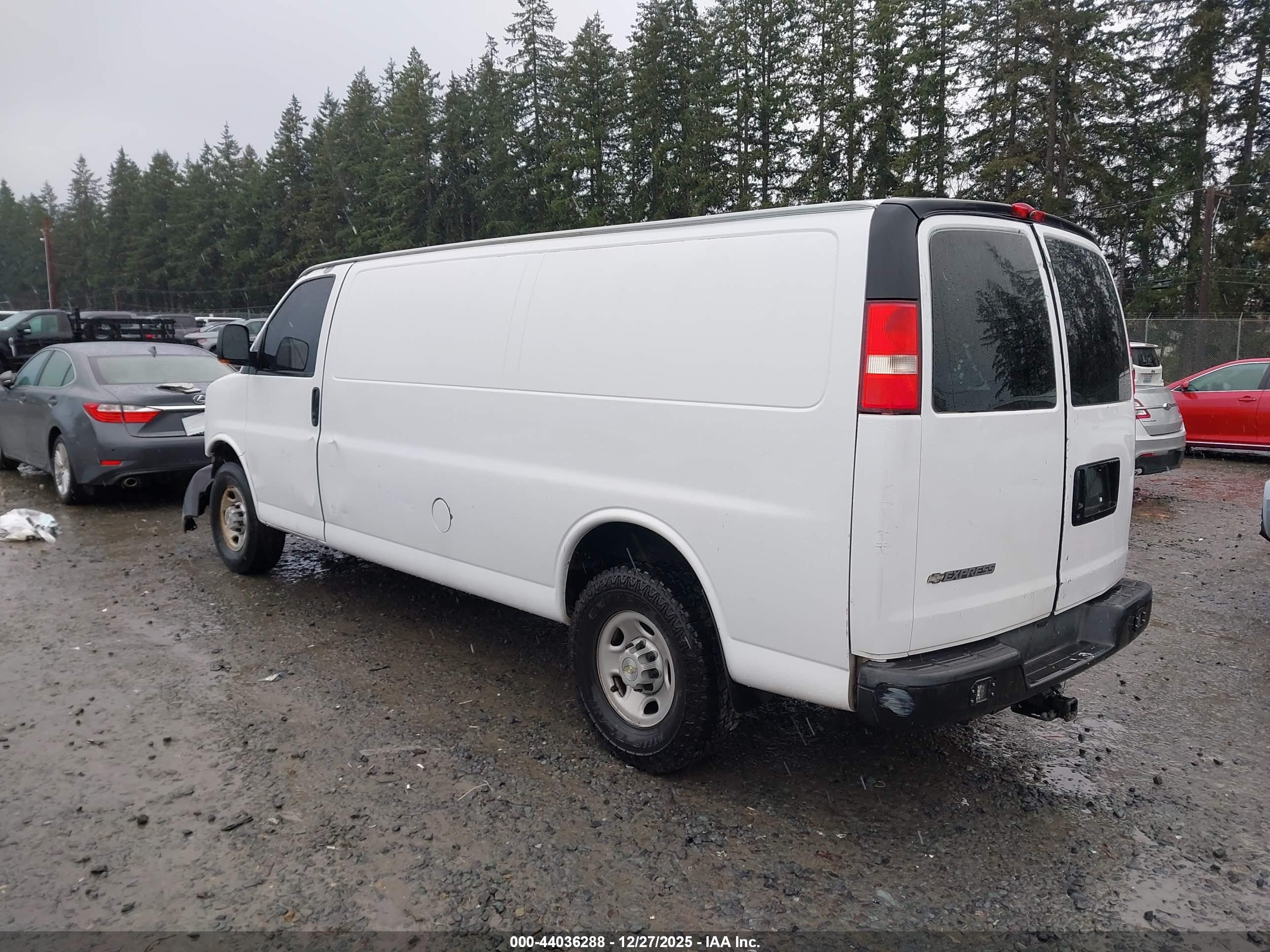 CHEVROLET EXPRESS image 3