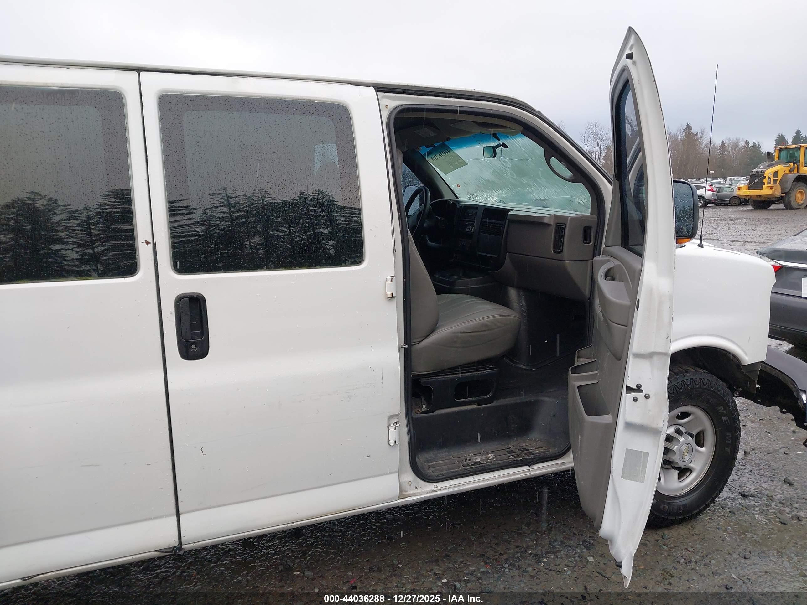 CHEVROLET EXPRESS image 5