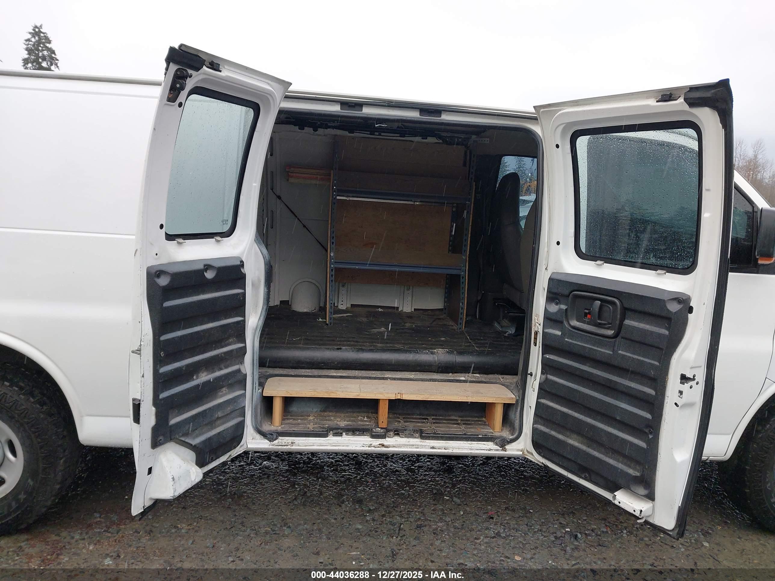 CHEVROLET EXPRESS image 8
